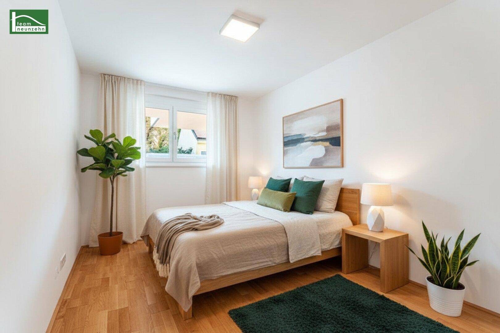 Gemütliches Schlafzimmer mit Parkettboden, modernem Bett und Pflanzen.