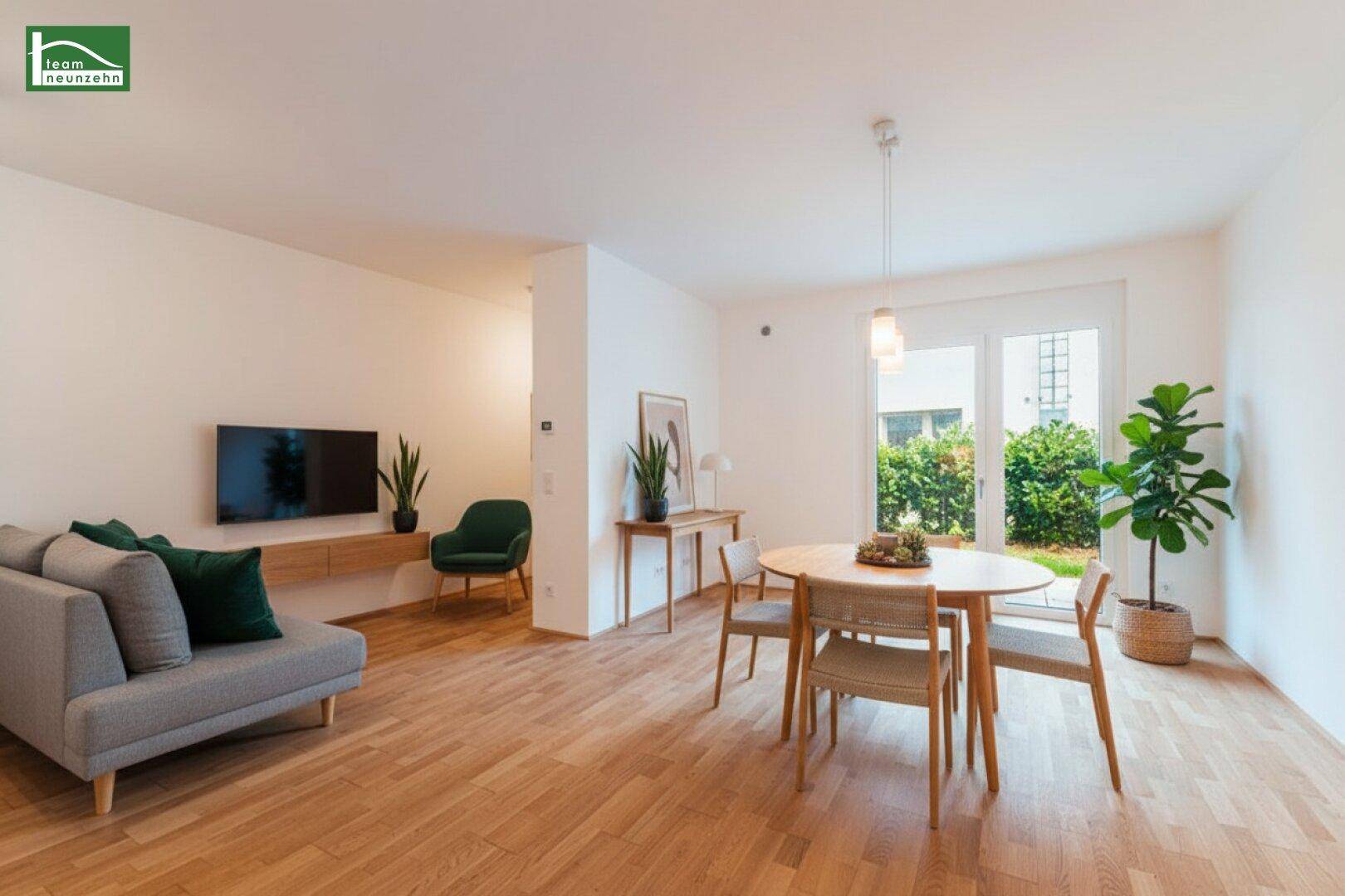 Gemütlicher Wohn-Essbereich mit Parkettboden, modernen Möbeln und Zugang zum Garten.