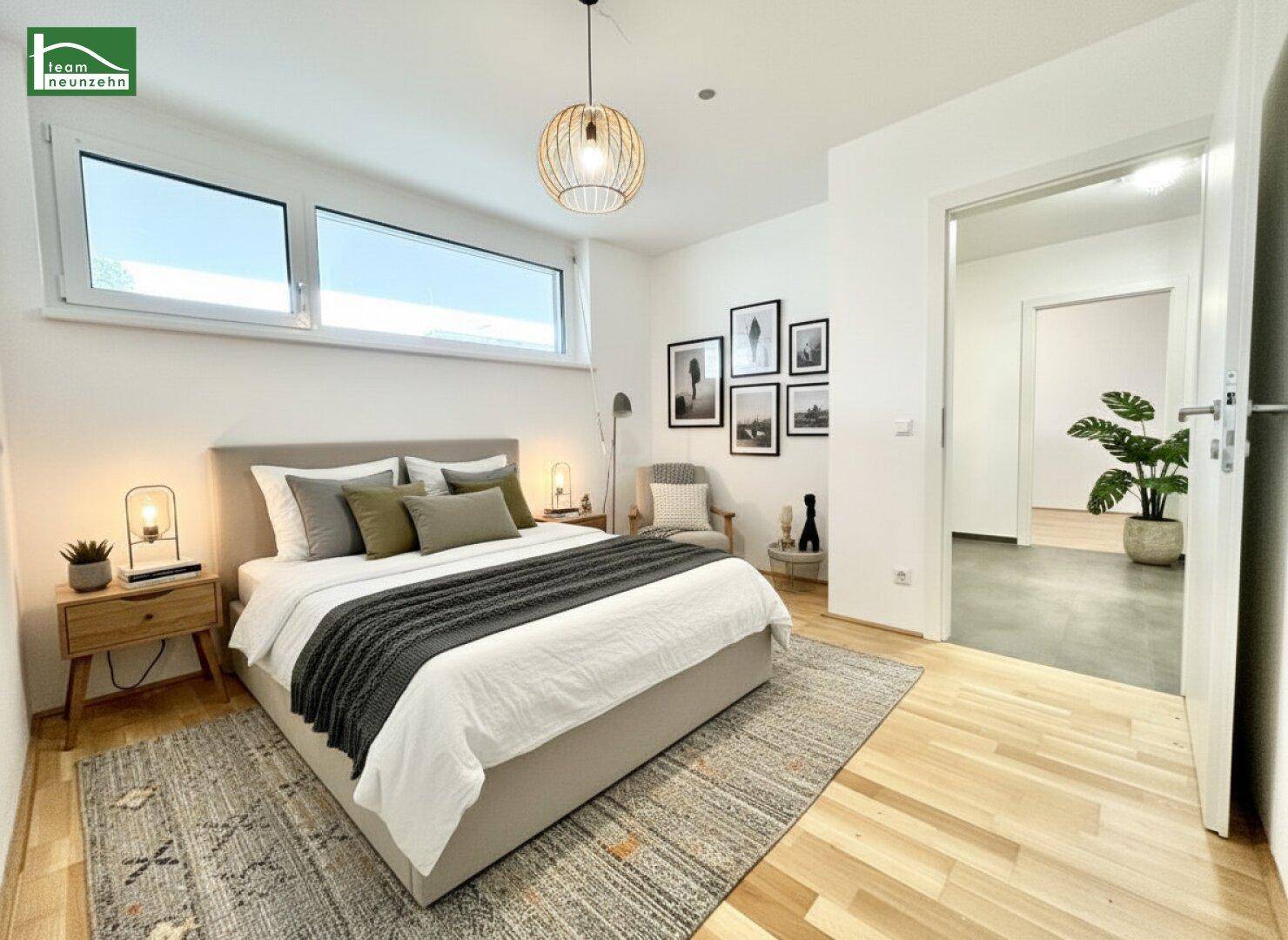 Modern eingerichtetes Schlafzimmer mit Doppelbett, Holzboden und stilvoller Dekoration.