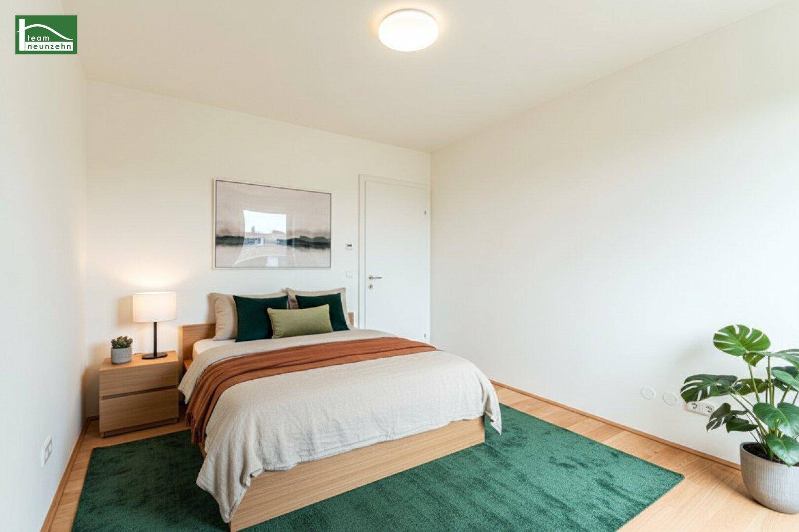 Gemütliches Schlafzimmer mit Holzbett, Nachttisch und grüner Dekoration.