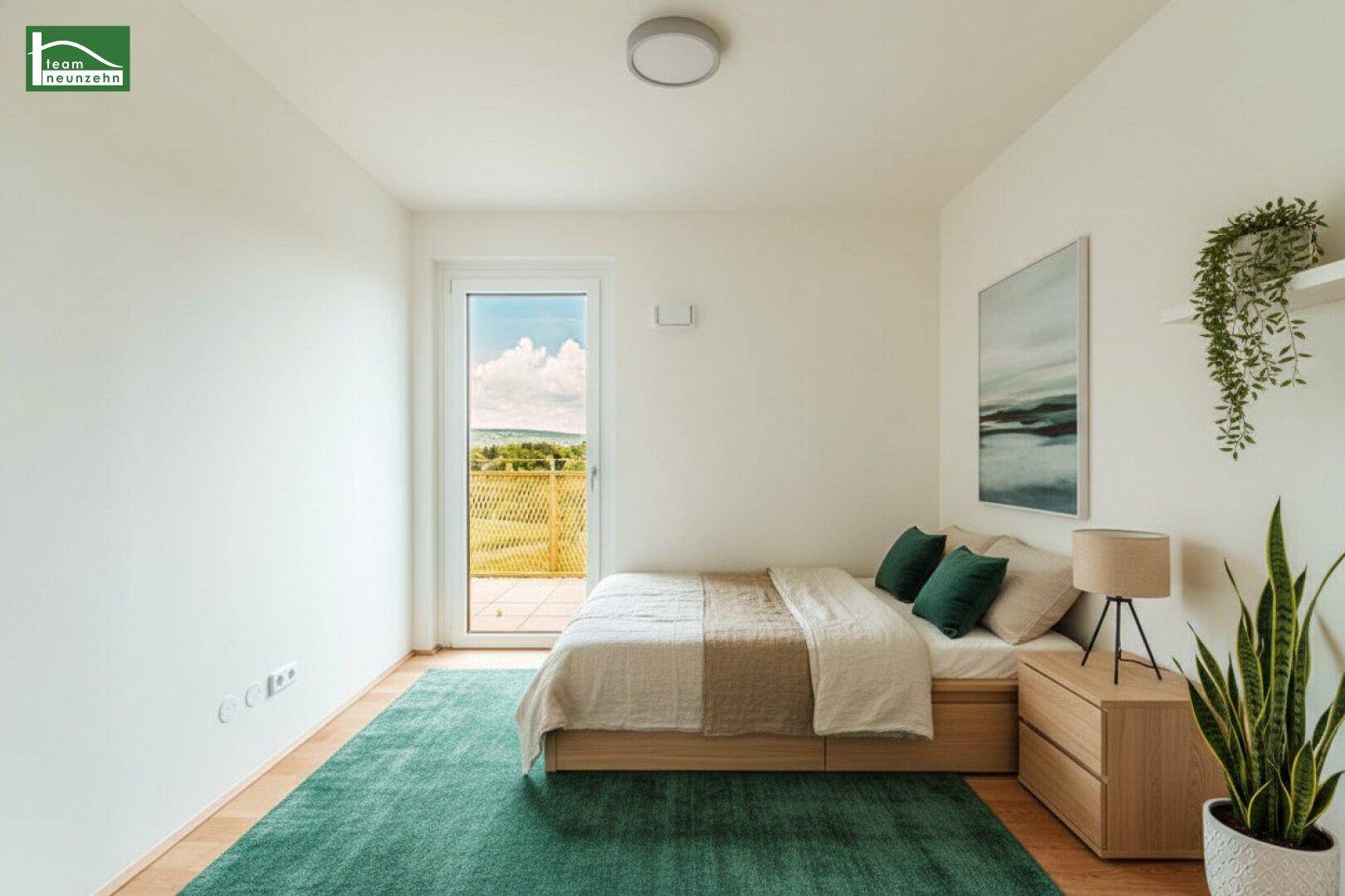 Modern eingerichtetes Schlafzimmer mit Holzbett, grünem Teppich und Zugang zu einem sonnigen Balkon.