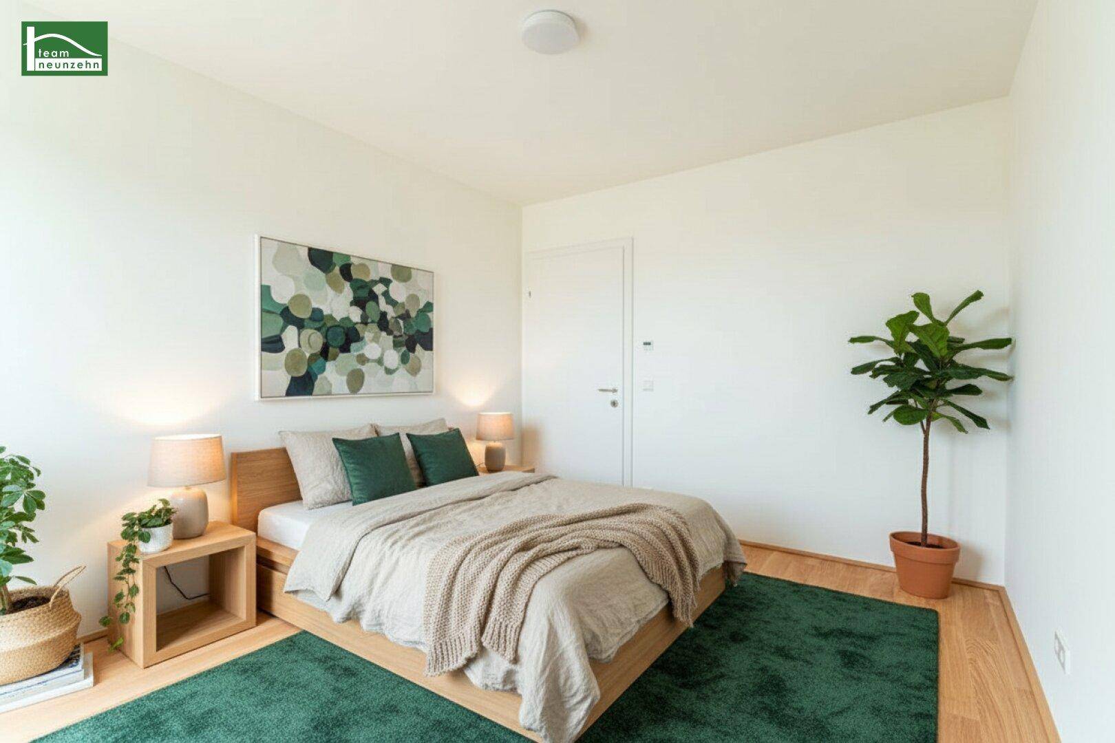 Modern eingerichtetes Schlafzimmer mit Holzbett, grünem Teppich und dekorativer Wandkunst.