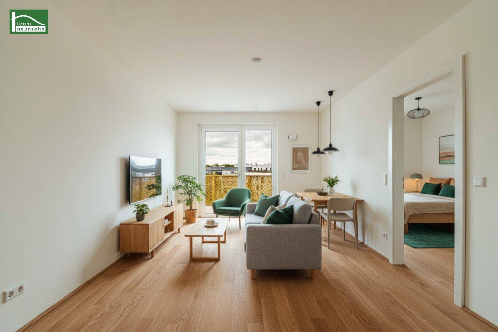 Modern eingerichteter Wohn-Essbereich mit Holzboden und Balkonzugang.