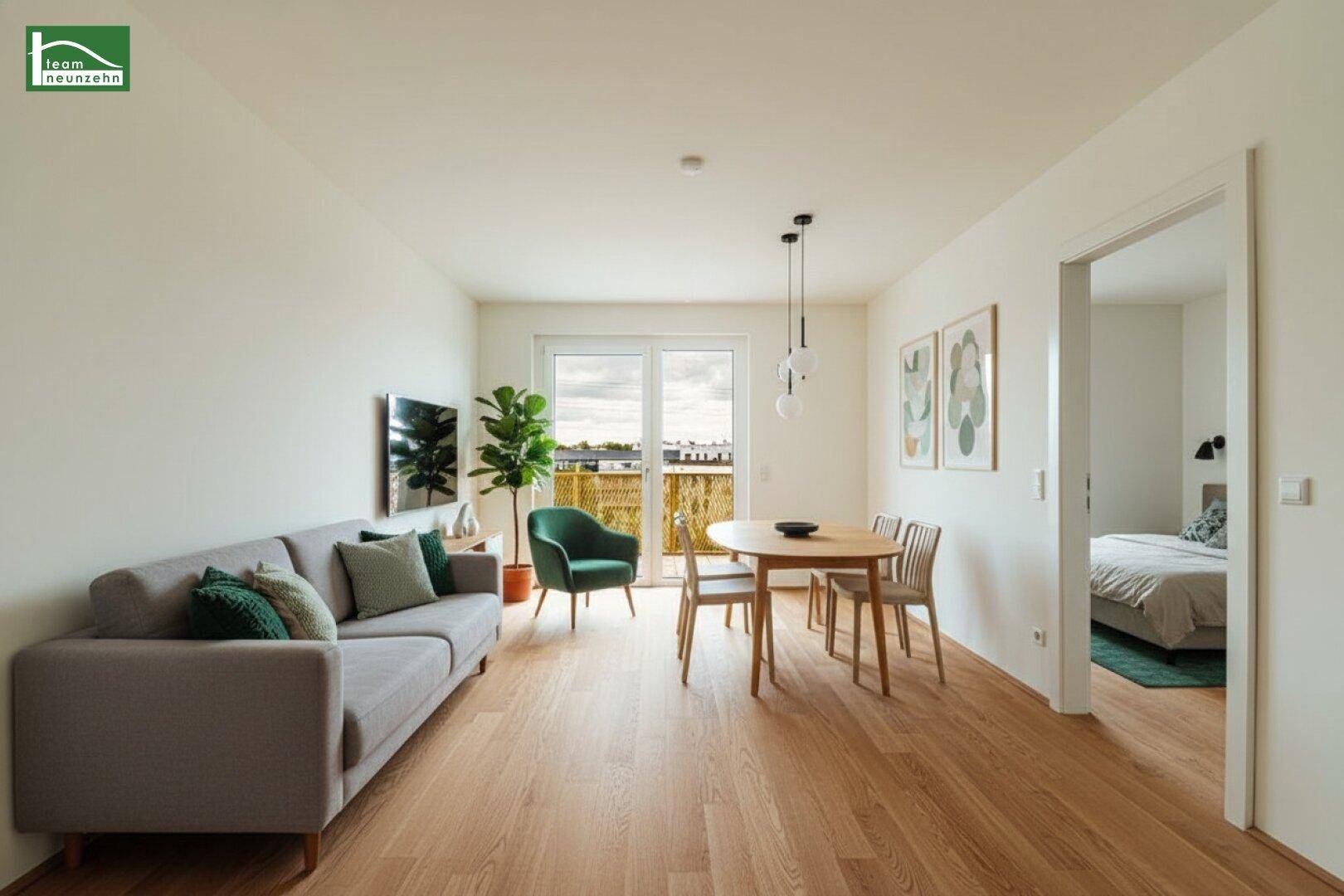 Gemütlicher Wohn-Essbereich mit Holzboden, Sofa und Esstisch, mit Zugang zum Balkon.