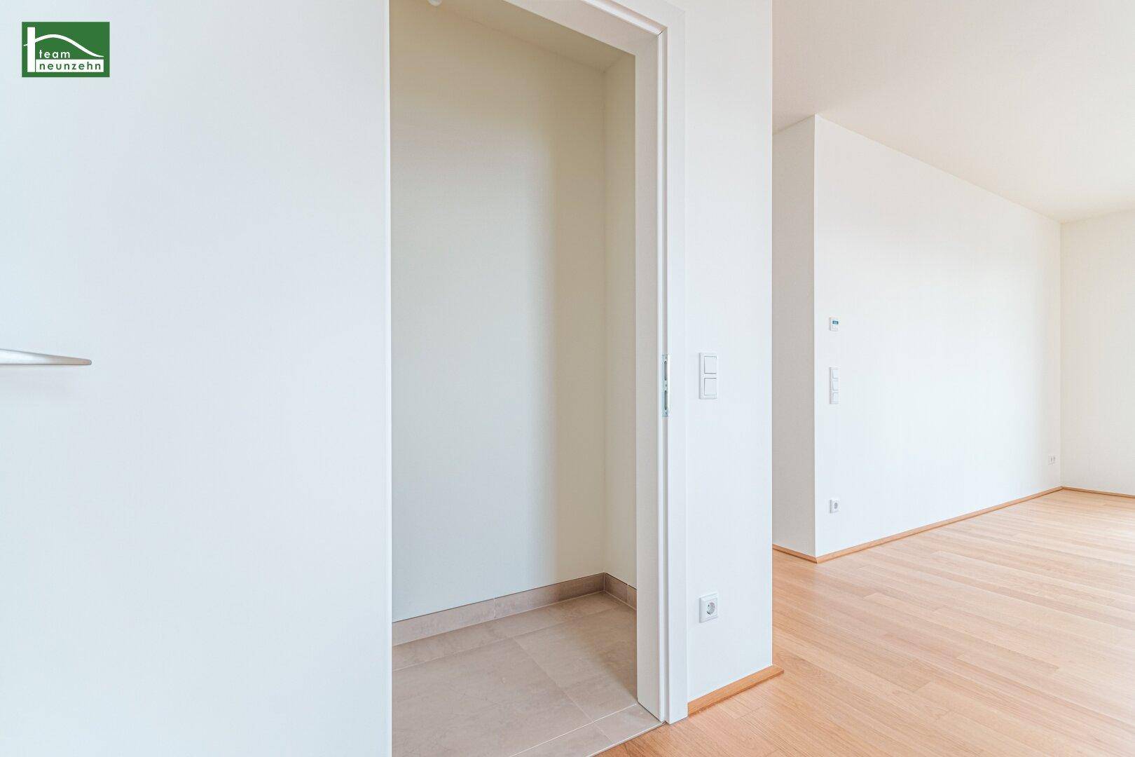 Praktischer Abstellraum mit Fliesenboden, ideal für zusätzlichen Stauraum.
