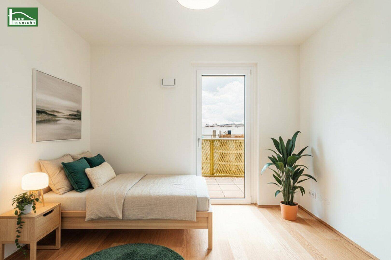 Helles Schlafzimmer mit Holzboden, modernem Bett und Zugang zu einer sonnigen Terrasse.