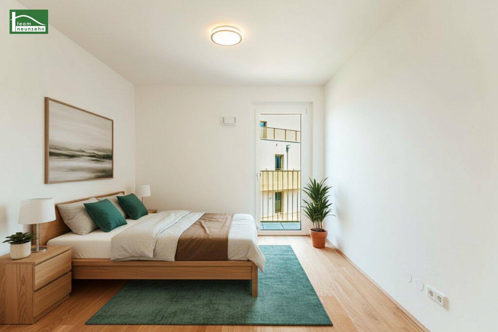 Modern eingerichtetes Schlafzimmer mit Holzboden, großem Bett und Zugang zu einem französischen Balkon.