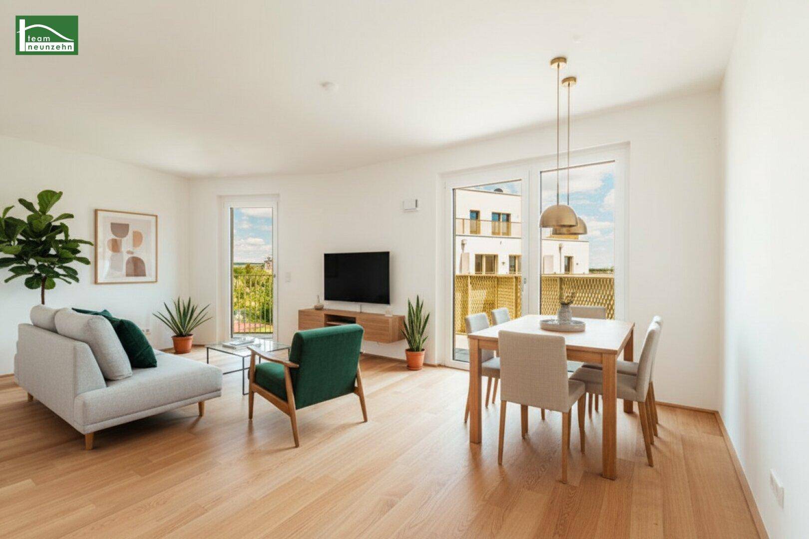 Helles, modern eingerichtetes Wohn-Esszimmer mit Holzboden und Zugang zu einem Balkon.
