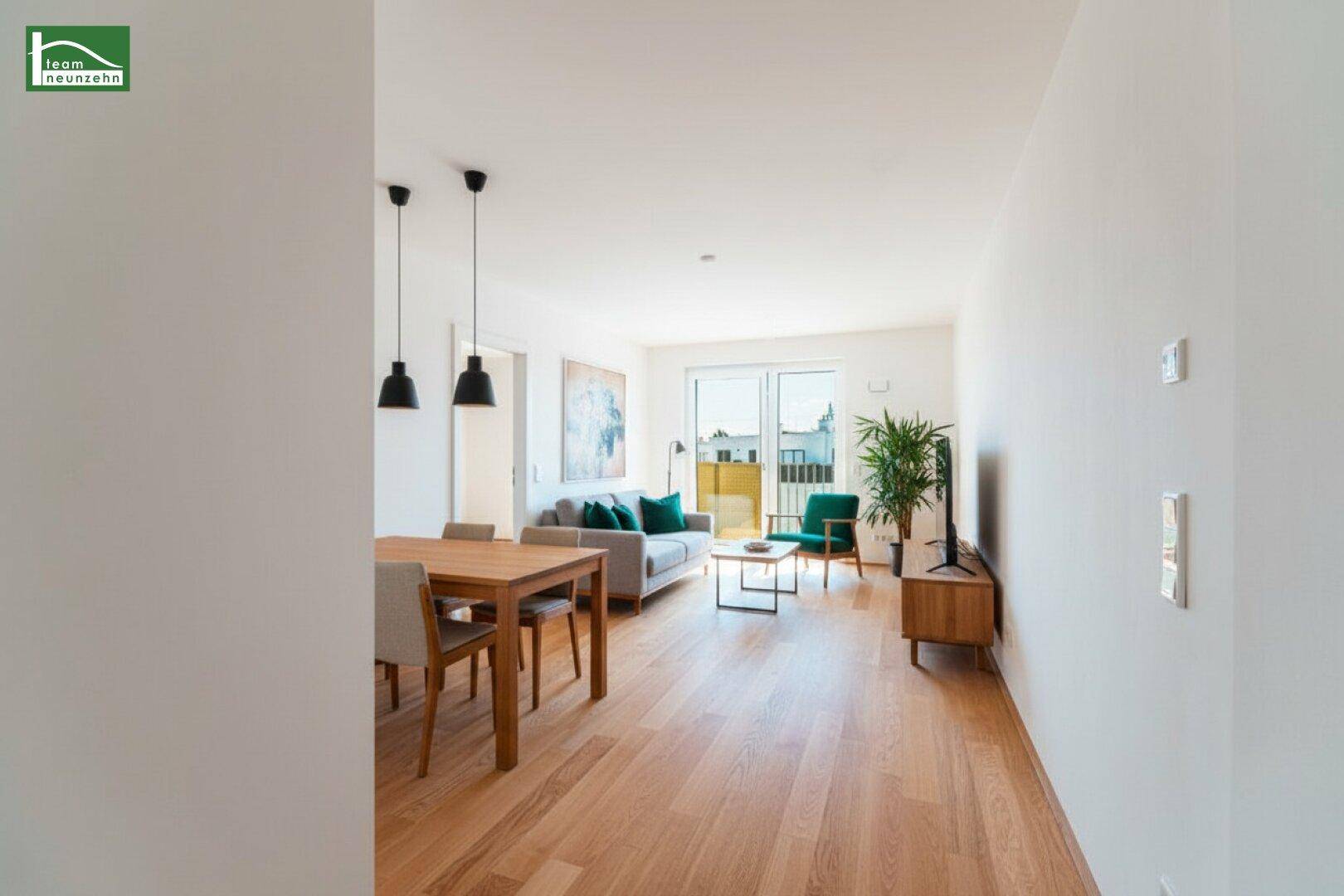 Möblierter Wohn-Essbereich mit Holzboden, Esstisch und Zugang zum Balkon.