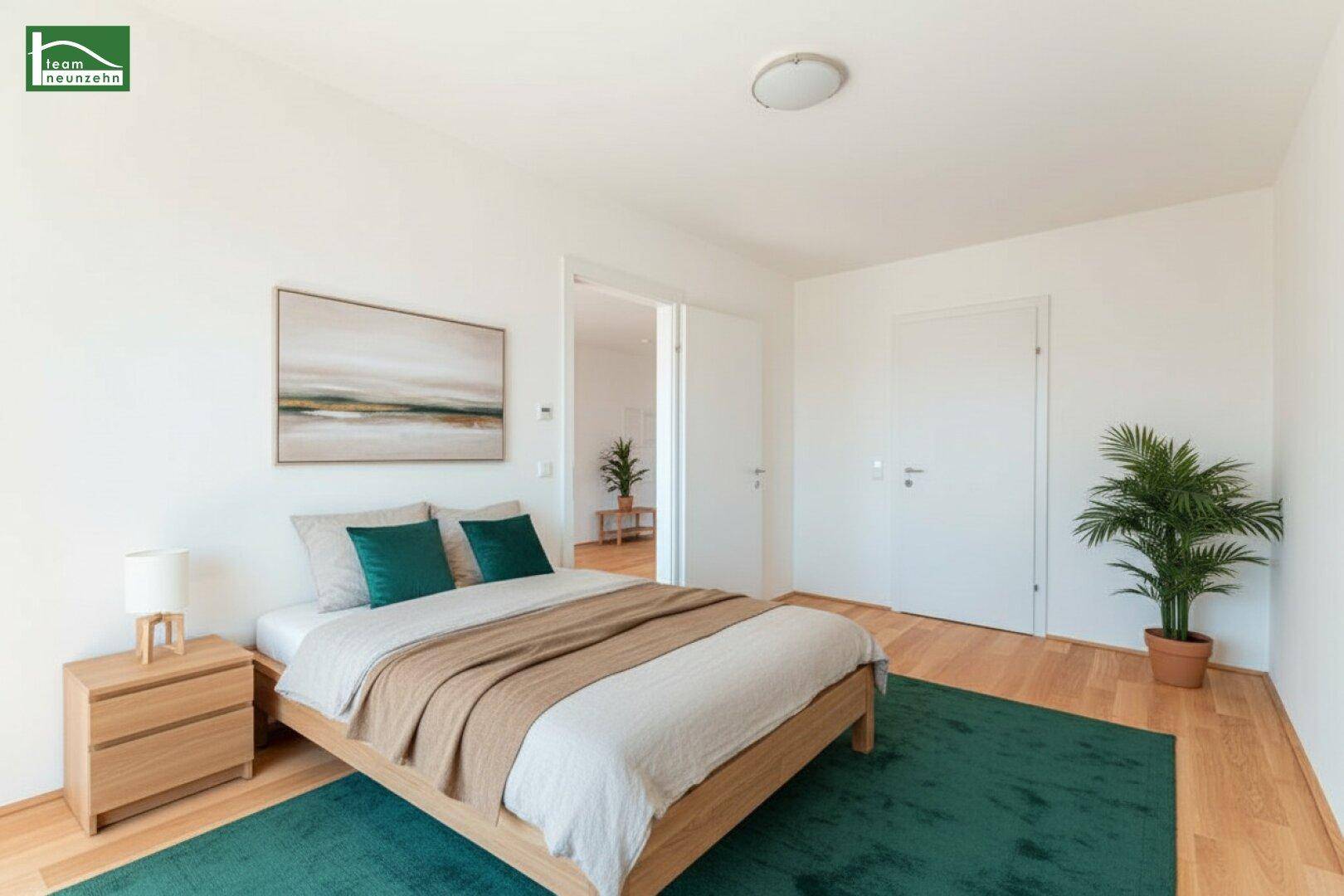 Modern eingerichtetes Schlafzimmer mit Holzboden, Doppelbett und grünen Akzenten, hell und einladend.