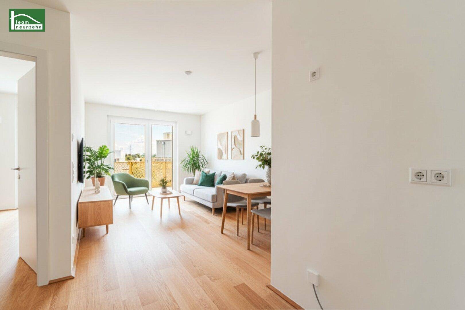 Helles, modern eingerichtetes Wohn-Esszimmer mit Holzboden und Zugang zu einem Balkon.