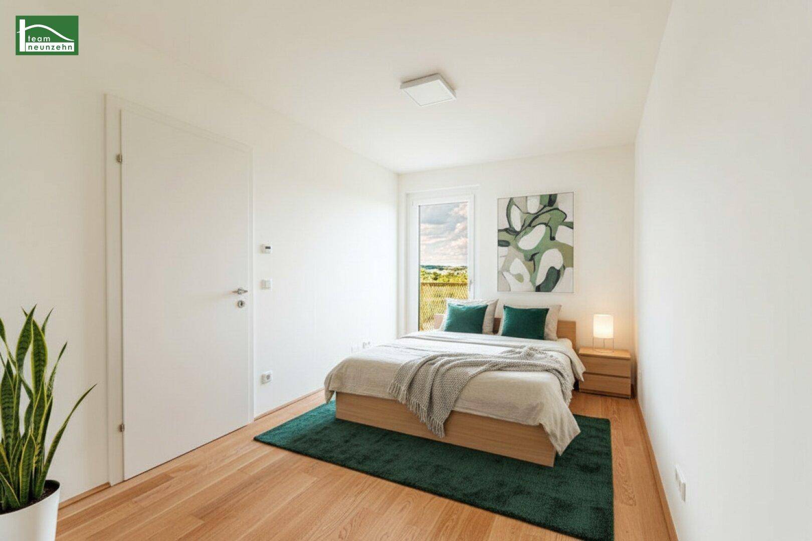 Modern eingerichtetes Schlafzimmer mit Holzboden, großem Fenster und Blick ins Grüne.