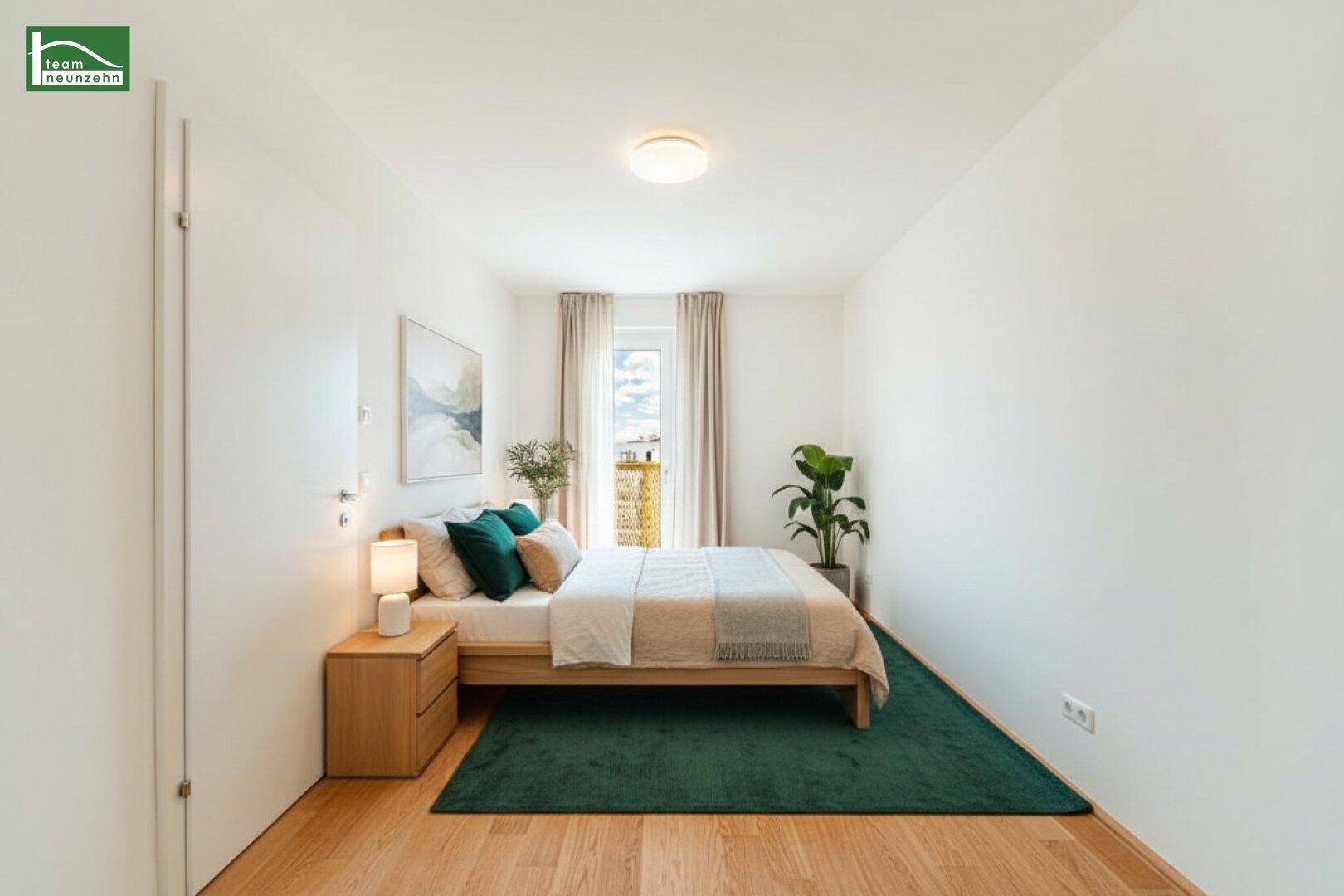 Gemütliches Schlafzimmer mit Holzboden, modernem Bett und einem Fenster mit Tageslicht.