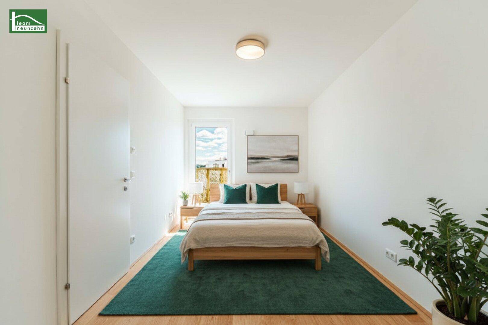 Gemütliches Schlafzimmer mit Holzbett, grüner Dekoration und hellem Holzfußboden.