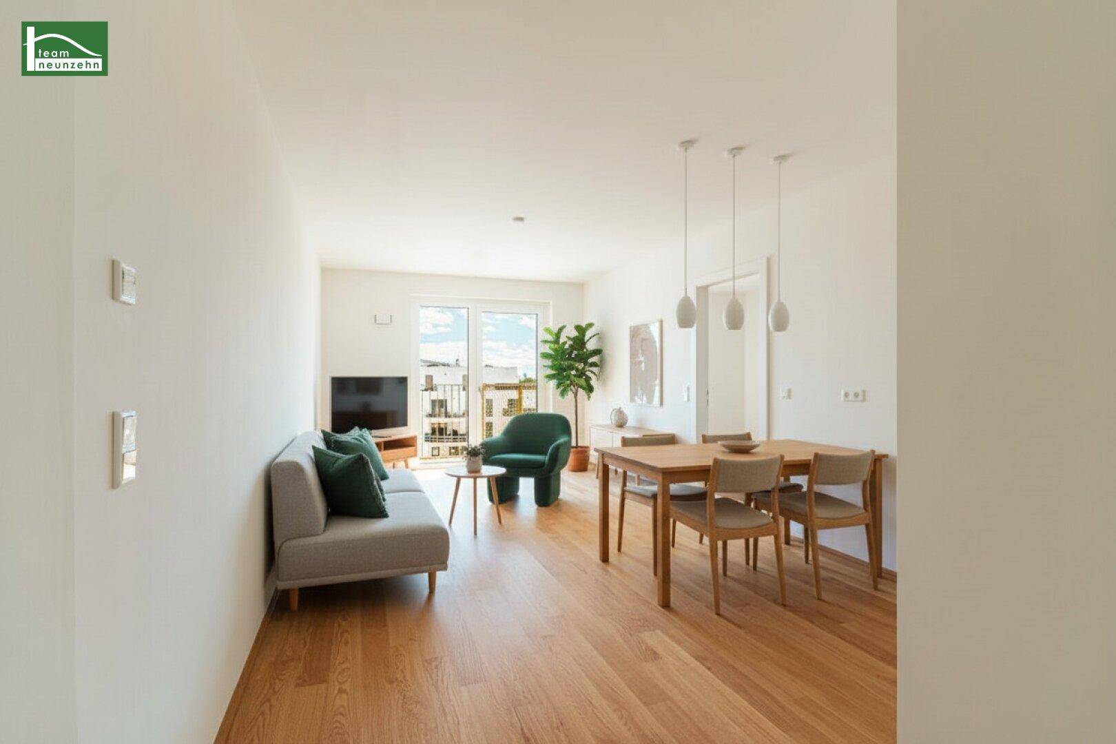 Moderner Wohn-Essbereich mit Holzboden, bequemer Sitzecke und Esstisch, mit Zugang zum Balkon.