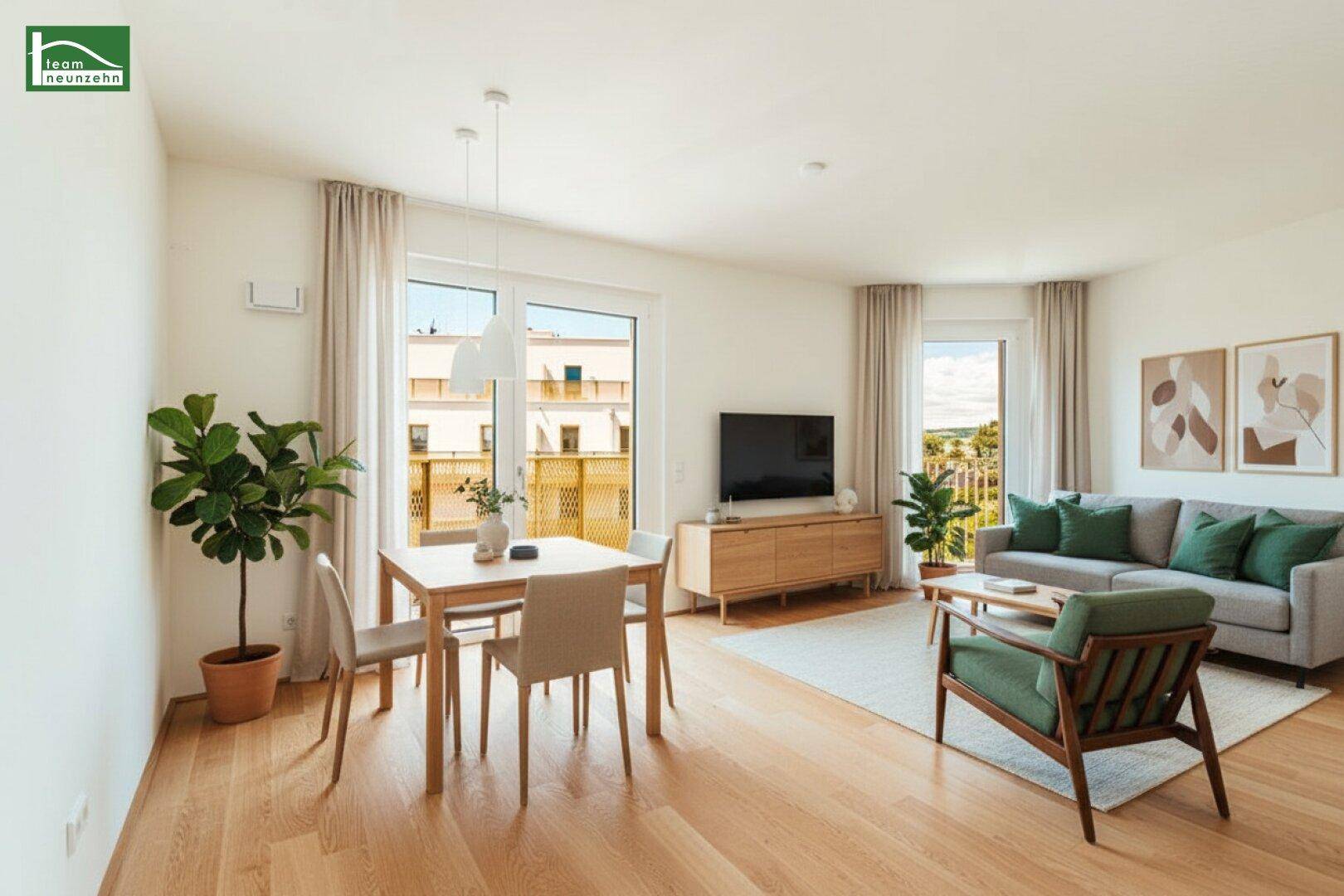 Gemütlicher Wohn-Essbereich mit Holzboden, modernen Möbeln und Zugang zum Balkon.