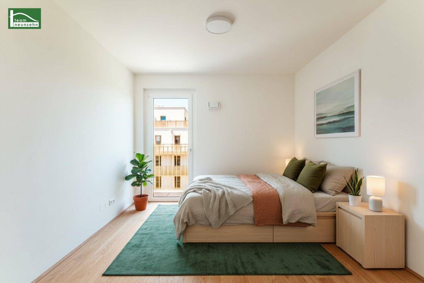 Modern eingerichtetes Schlafzimmer mit Holzboden, großem Bett und Zugang zum Balkon.