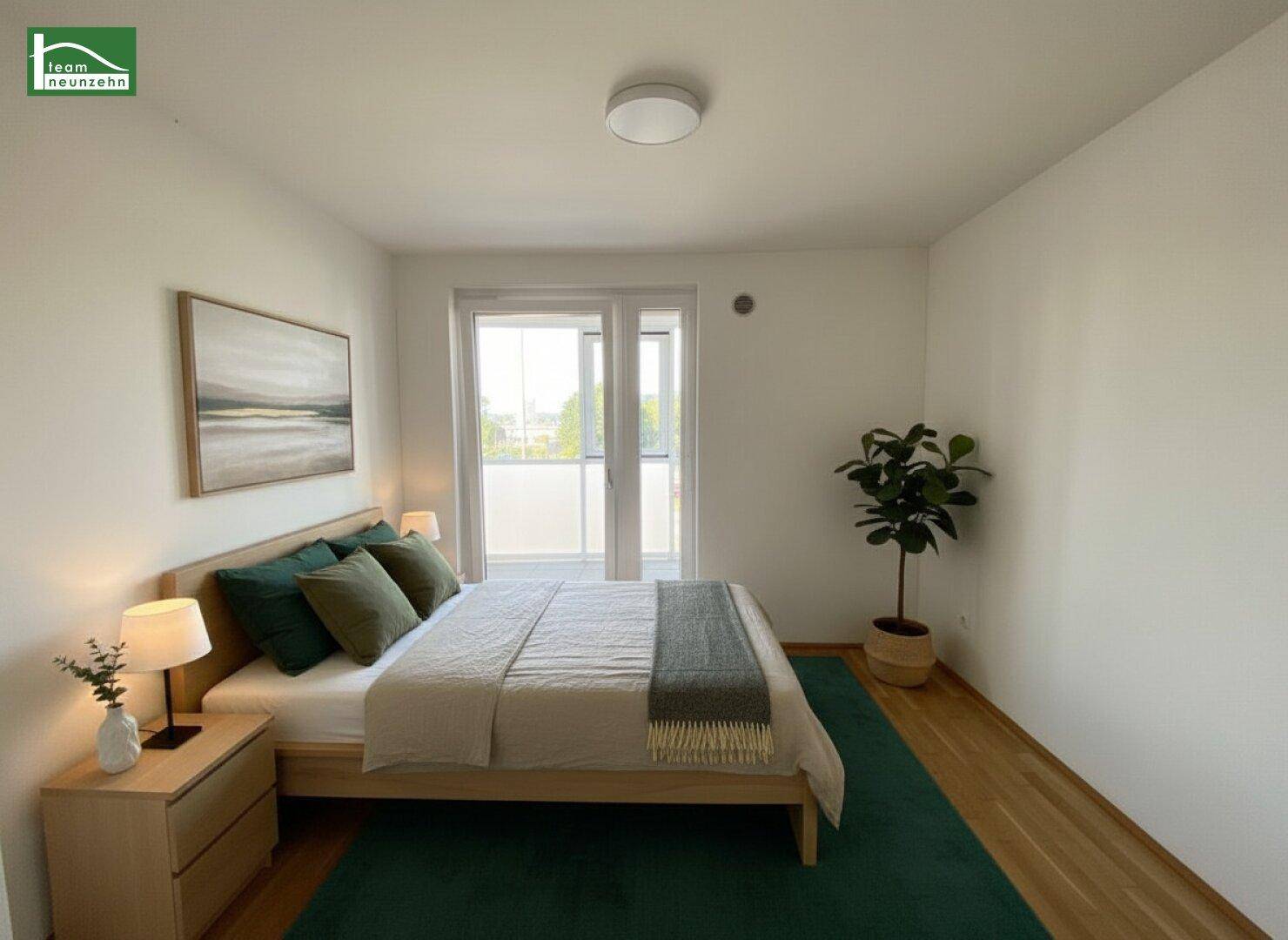 Gemütliches Schlafzimmer mit Holzbett, Parkettboden und Zugang zu einem Balkon, dekoriert mit Pflanzen.