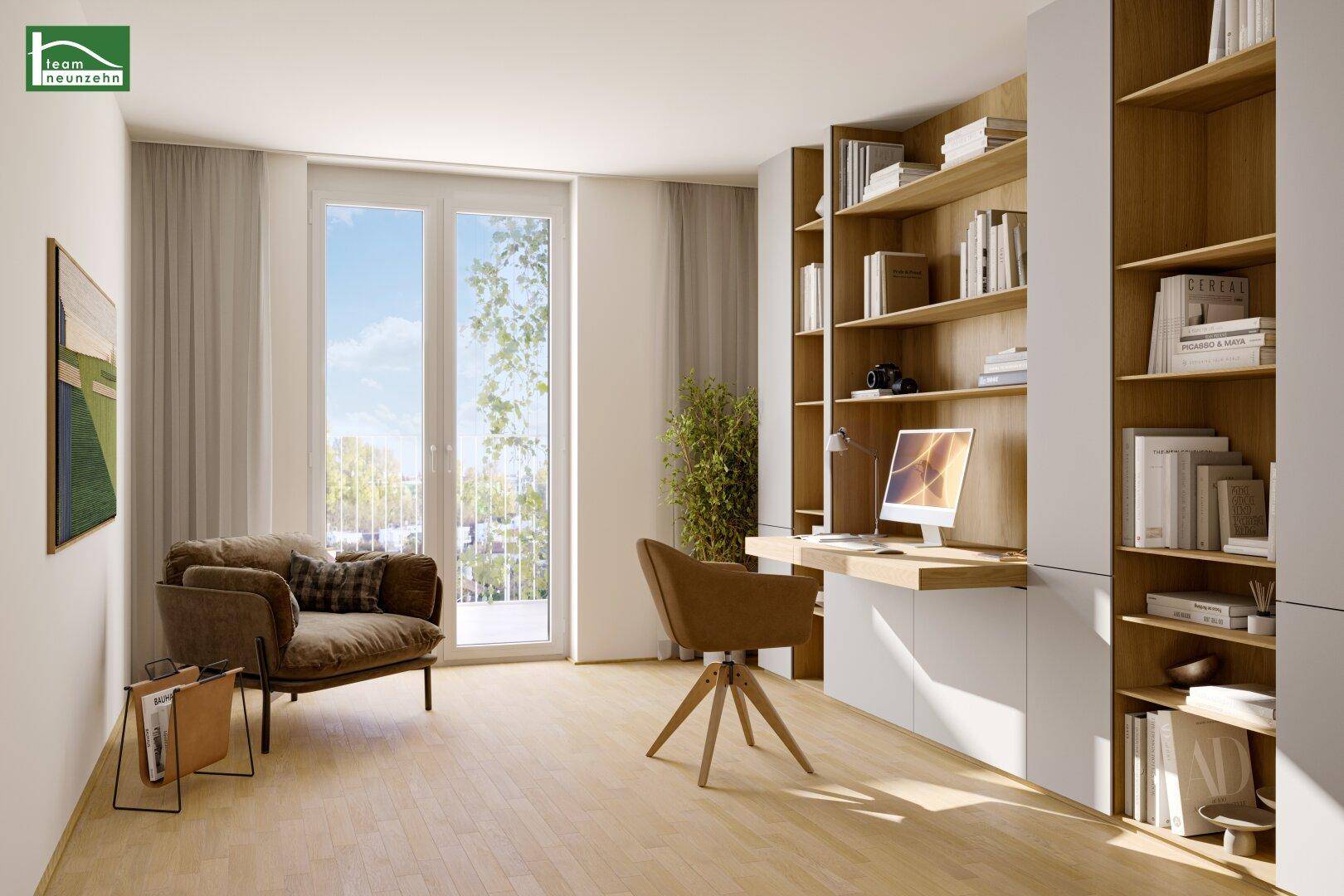 Helles Arbeitszimmer mit integriertem Schreibtisch, Bücherregalen und Balkonzugang.