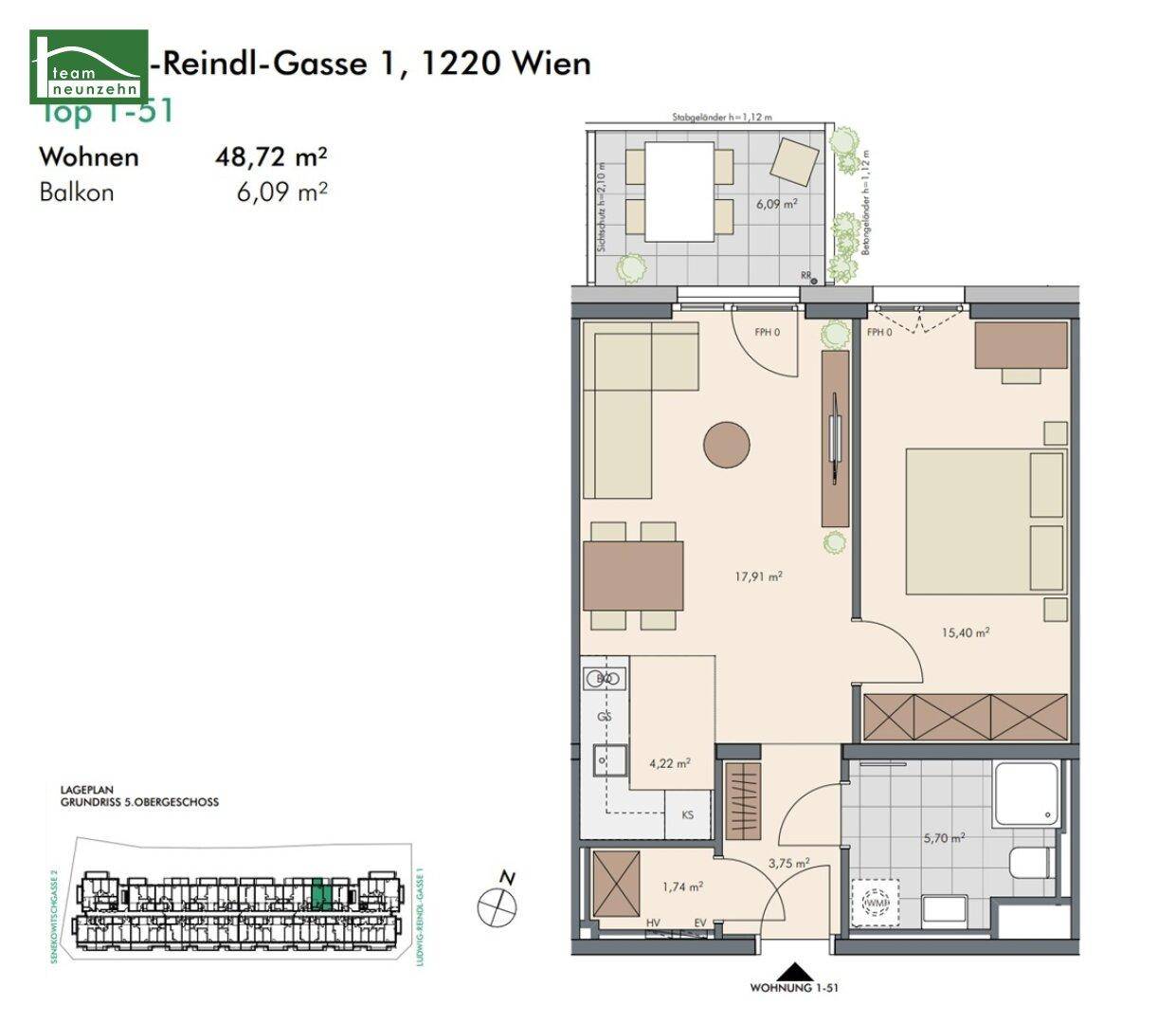 Grundriss einer Wohnung mit offenem Wohnbereich, Schlafzimmer, Bad und Balkon.