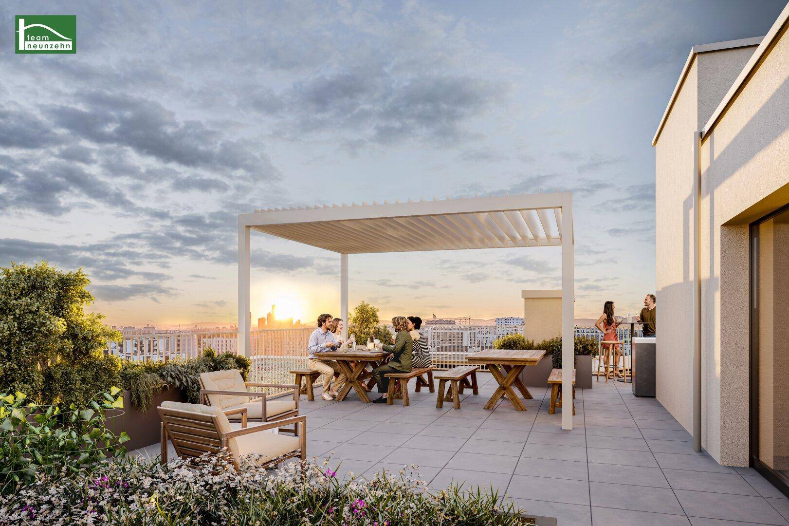 Geräumige Dachterrasse mit Pergola, Essbereich und weitem Blick über die Stadt bei Sonnenuntergang.