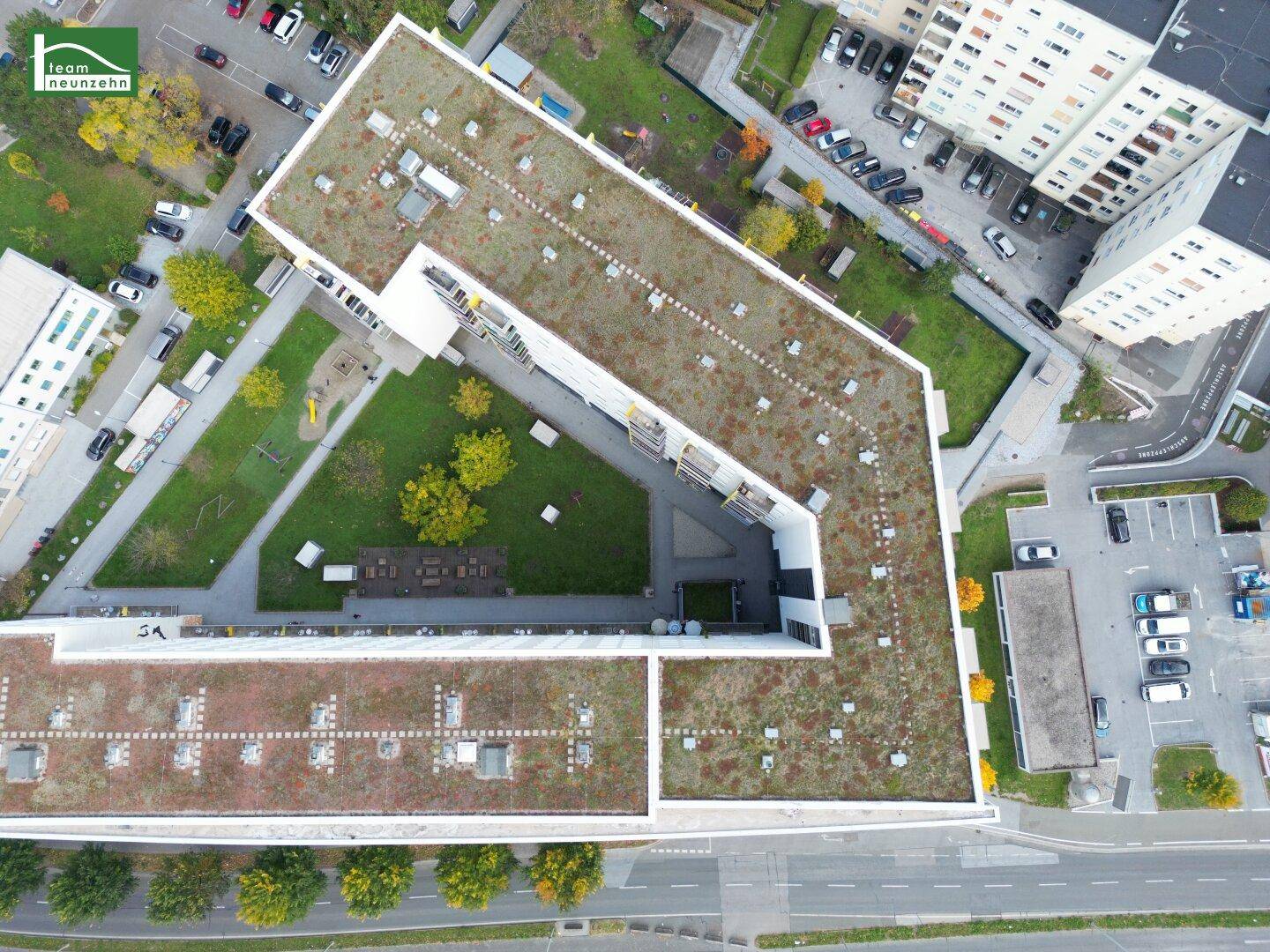Luftaufnahme des Gebäudekomplexes mit begrünten Dächern und Innenhöfen.