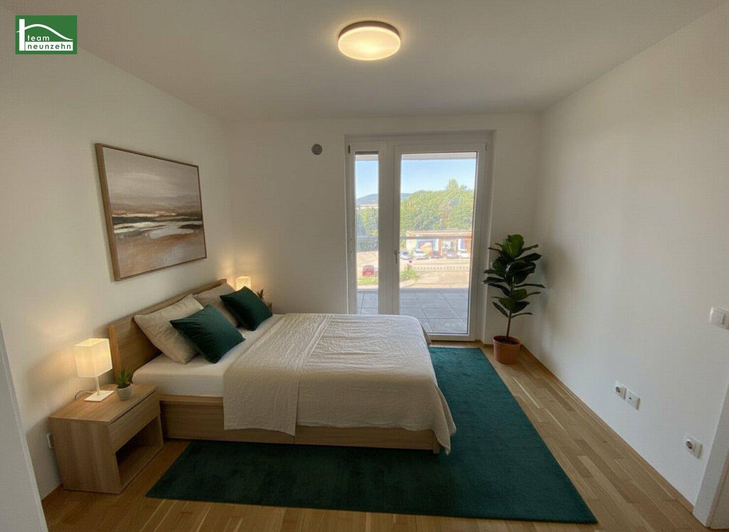 Gemütliches Schlafzimmer mit Holzbett, Teppich und Zugang zu einer Außenterrasse.