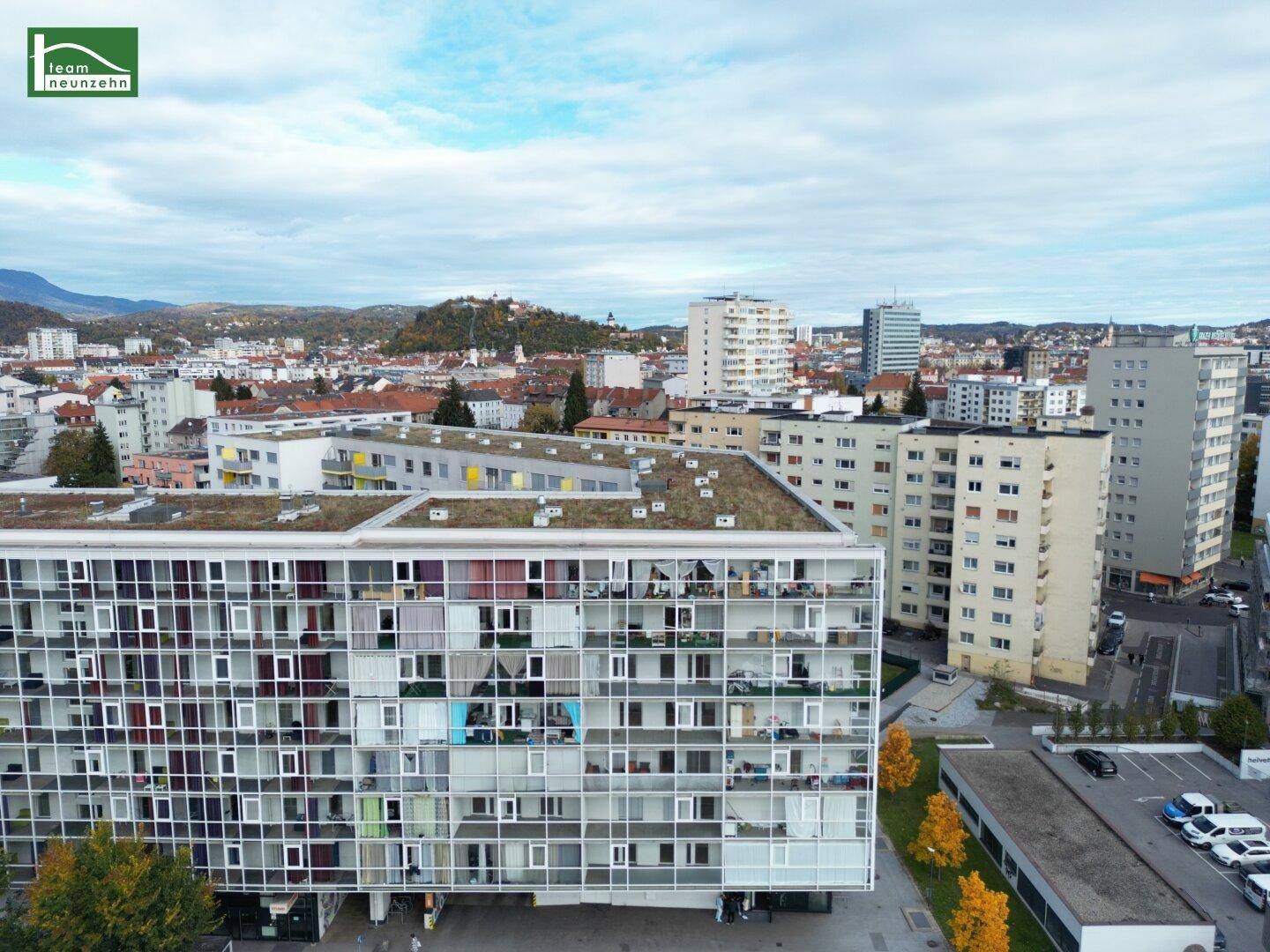 Ansicht der modernen Wohnfassade mit vielen Fenstern und Balkonen in urbaner Umgebung.