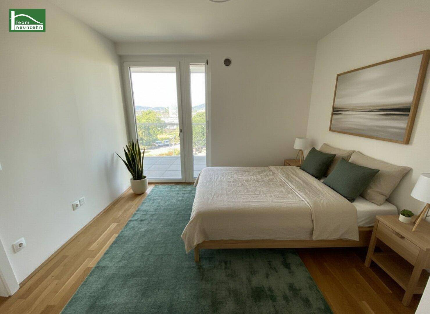 Gemütliches Schlafzimmer mit Holzboden, großem Fenster und Zugang zum Balkon.