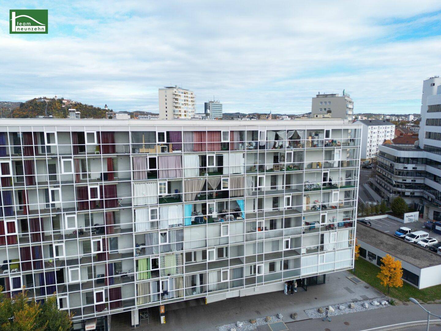 Ansicht der modernen Wohnfassade mit zahlreichen Balkonen und Fenstern.