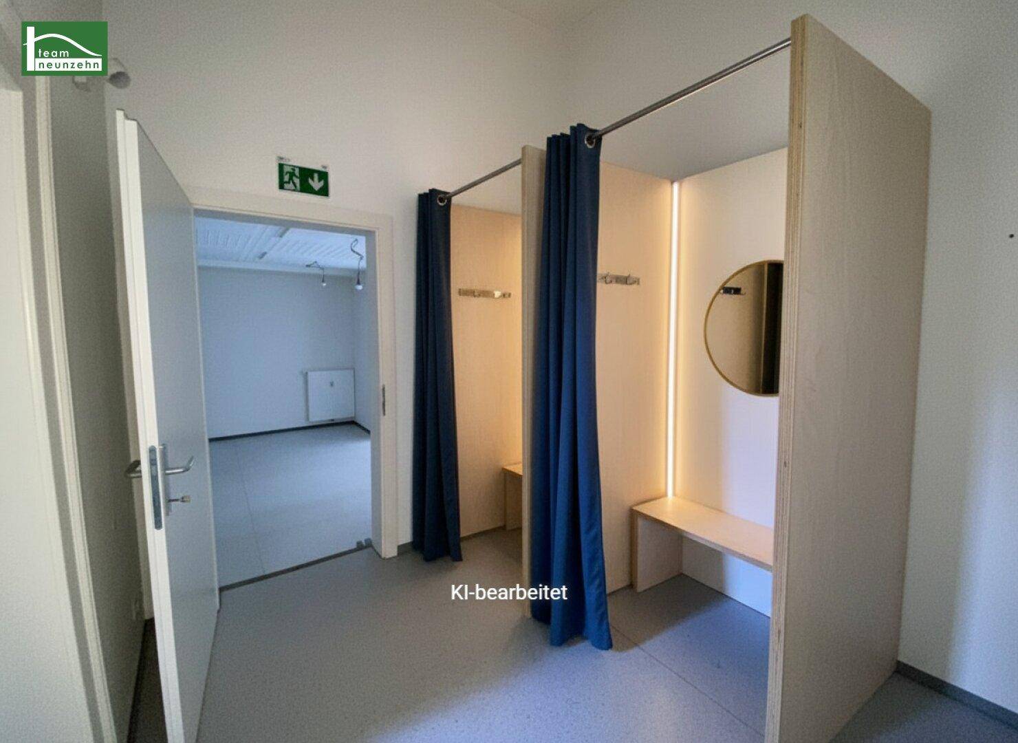 Umkleidekabinen in einem hellen Raum mit Spiegeln, Sitzbänken und Vorhängen, ideal für ein Geschäft.