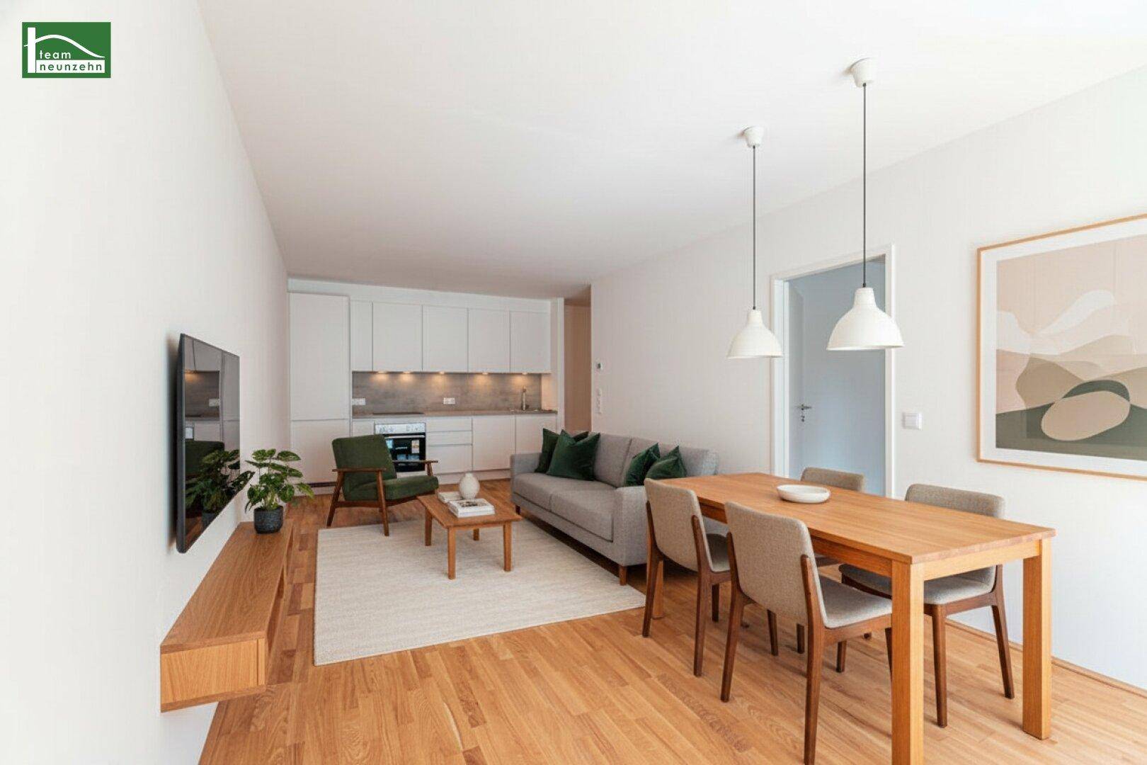 Gemütlicher Wohn-Essbereich mit offener Küche, Holzboden und moderner Einrichtung.