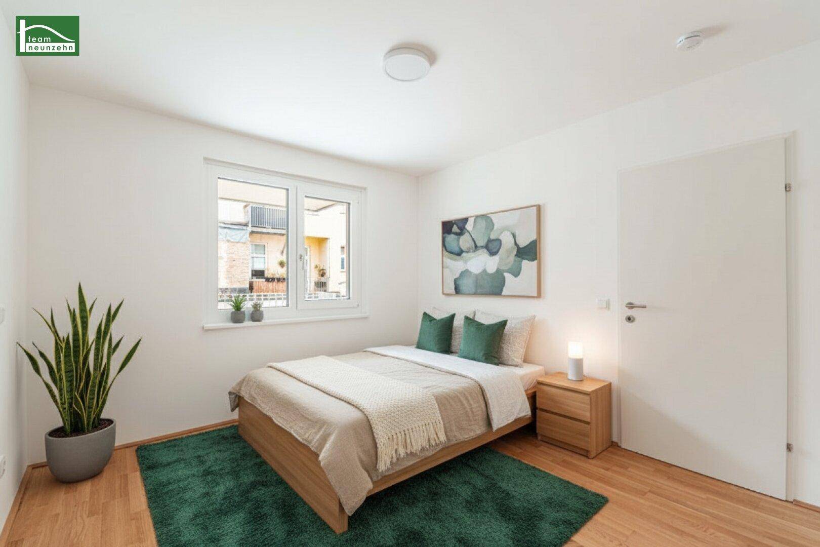 Modern eingerichtetes Schlafzimmer mit Holzbett, grünem Teppich und Blick ins Grüne.