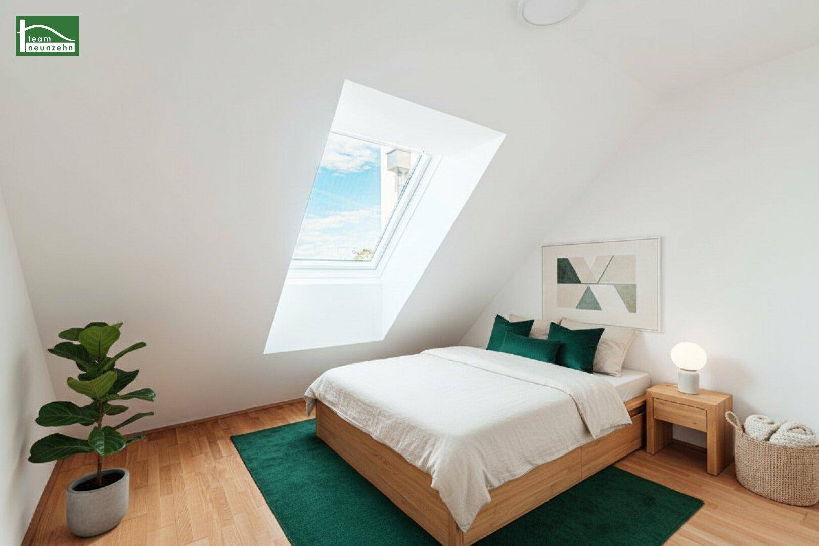 Gemütliches Schlafzimmer im Dachgeschoss mit Holzbett, Dachfenster und grünen Akzenten.