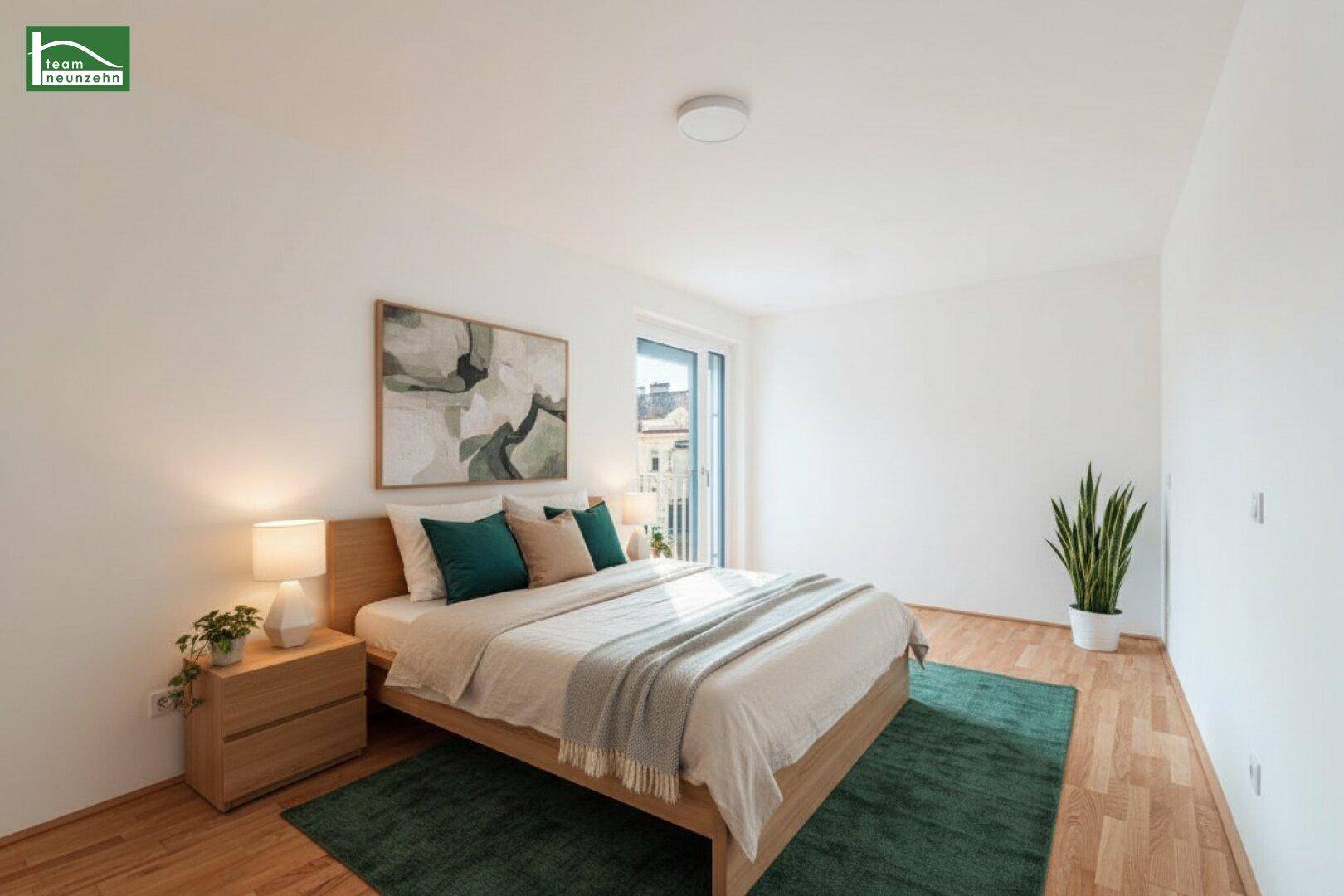 Modern eingerichtetes Schlafzimmer mit Holzboden, großem Bett und Balkonzugang.