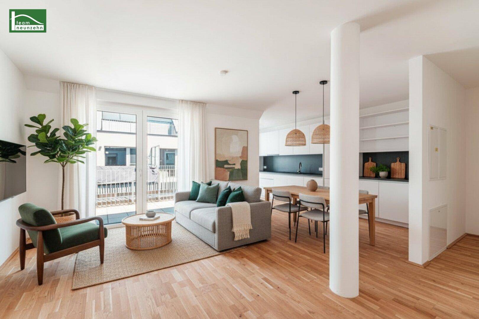 Helles, offenes Wohn-Esszimmer mit moderner Küche, Holzboden und Zugang zum Balkon.