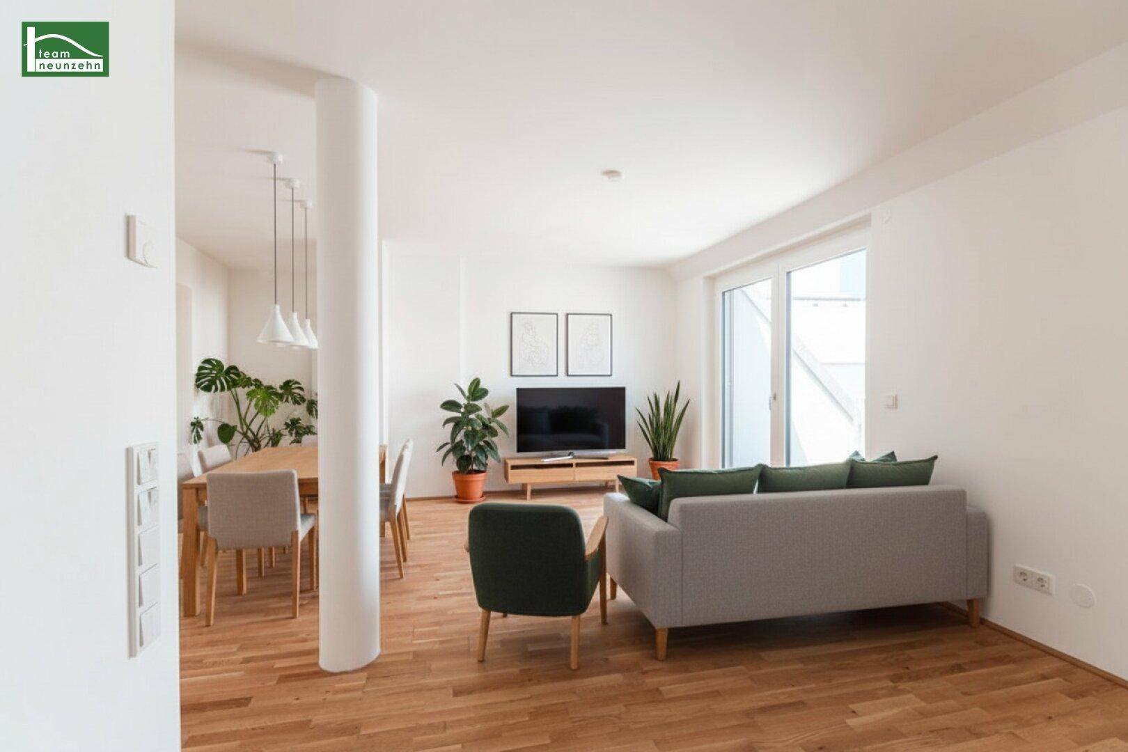 Helles, offenes Wohn-Esszimmer mit Holzboden, moderner Einrichtung und Zugang zur Terrasse, ideal für Erstbezug.