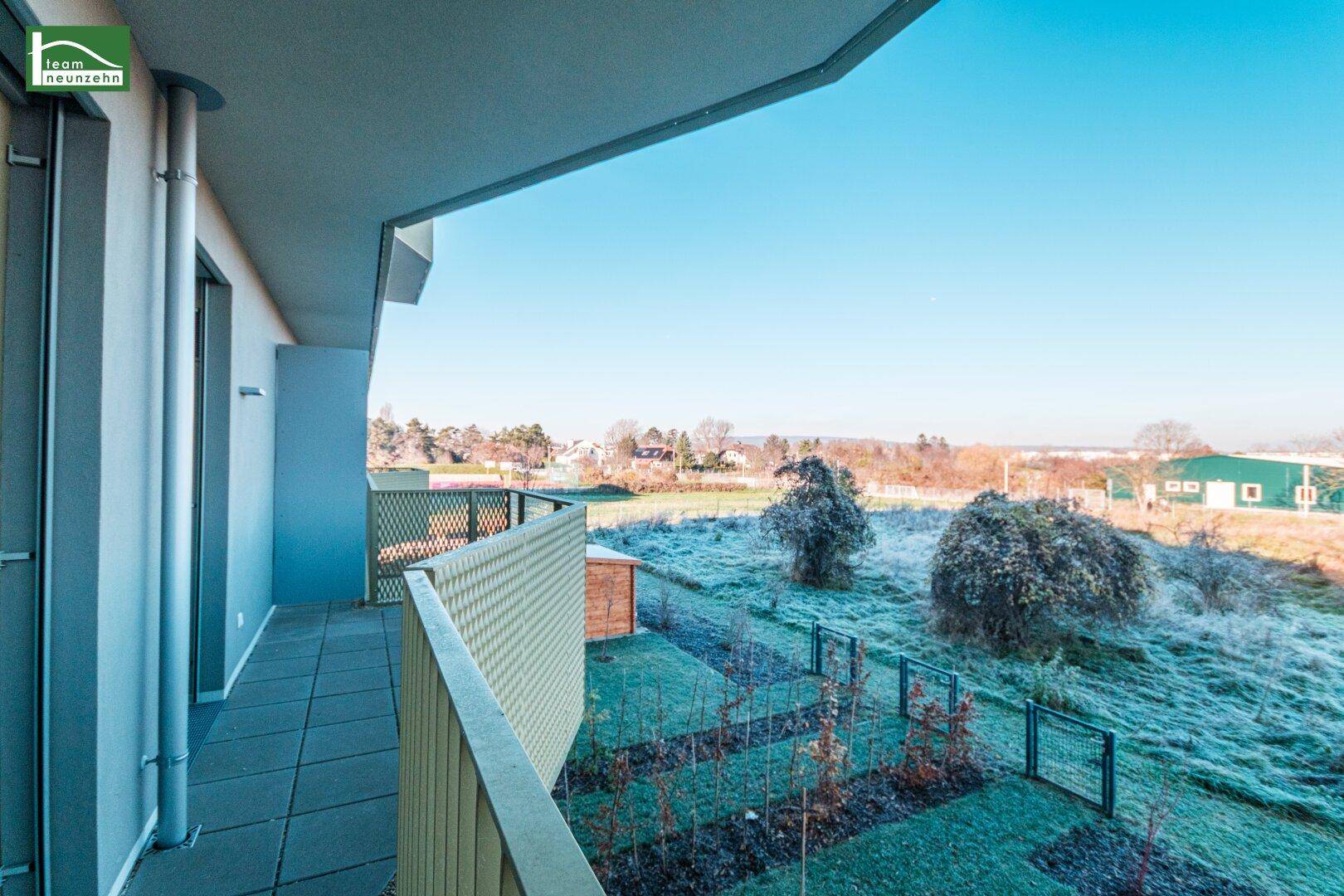 Geräumiger Balkon mit Fliesenboden und weitem Blick über eine frostige Landschaft.