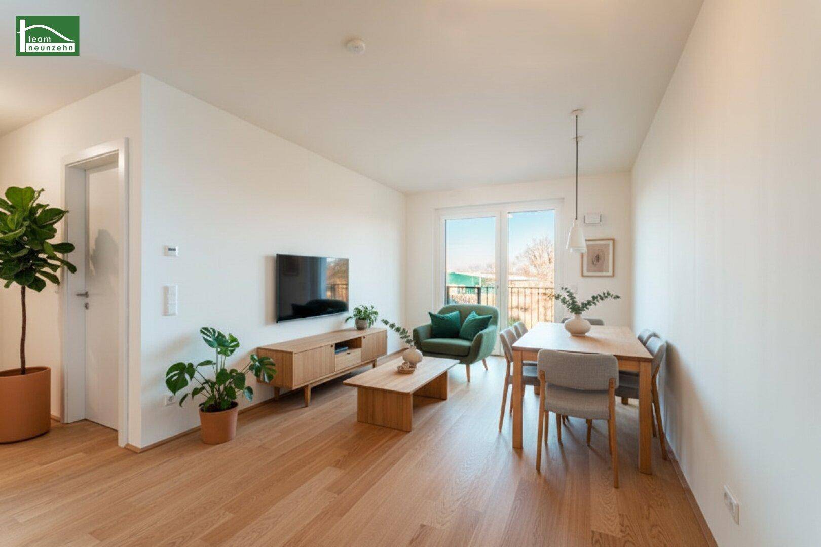 Gemütlicher Wohn-Essbereich mit Holzboden, modernen Möbeln und Zugang zum Balkon.