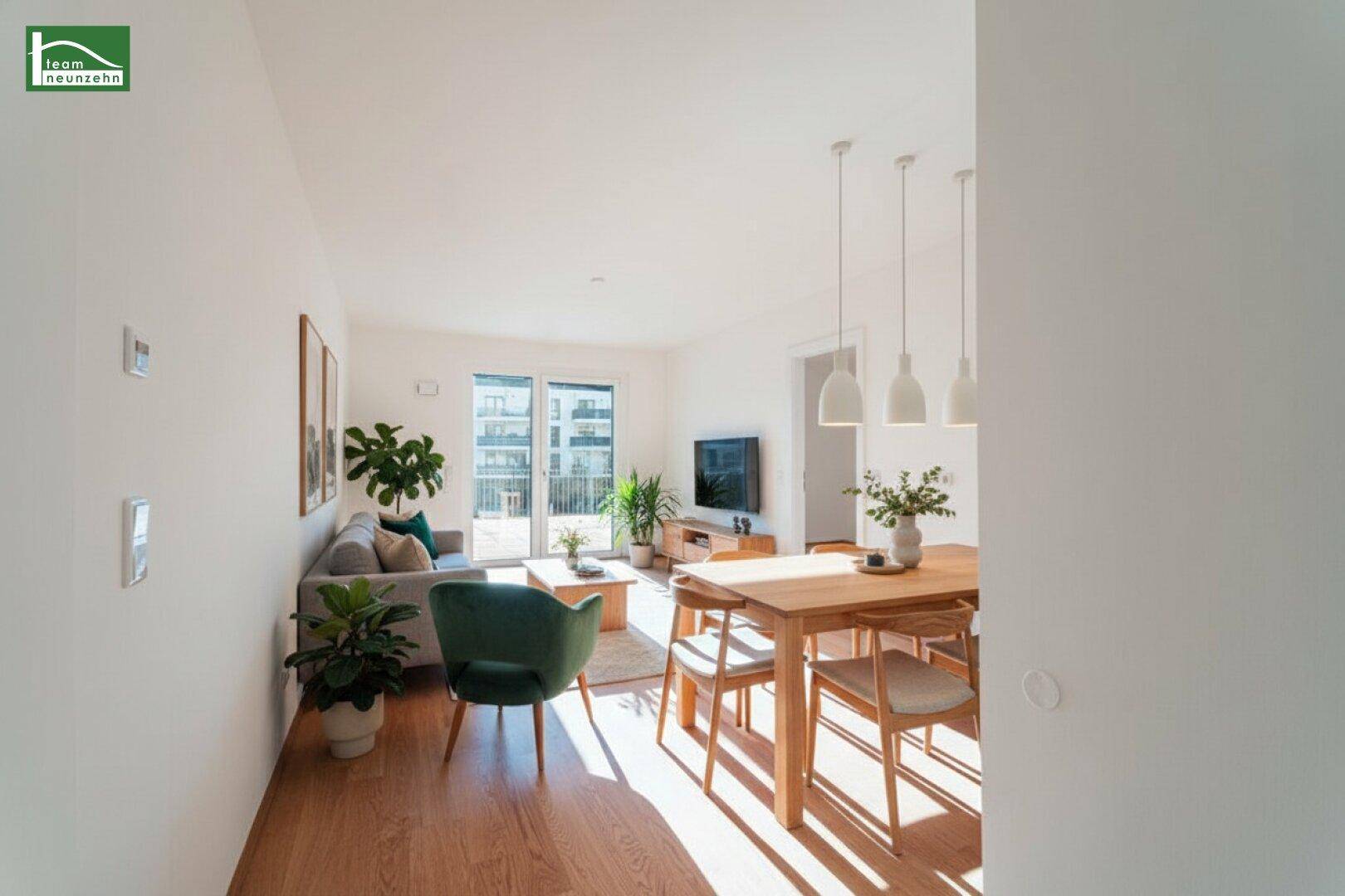 Heller Wohn- und Essbereich mit Holzboden, modernen Möbeln und Zugang zu einem Balkon.