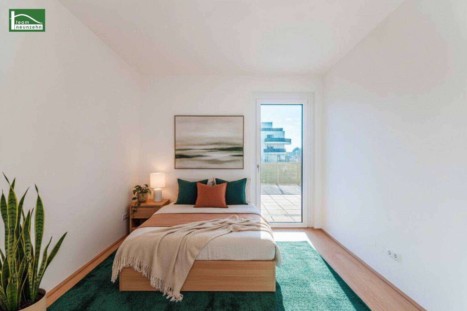 Gemütliches Schlafzimmer mit Holzbett, grüner Teppich und Zugang zu einer Terrasse.