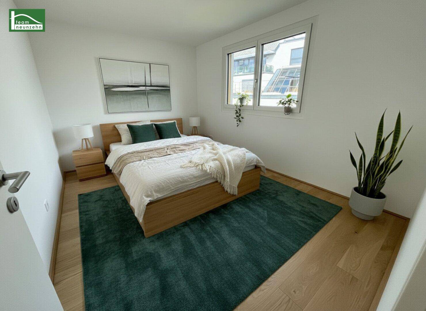 Gemütliches Schlafzimmer mit Holzboden, großem Bett und Fenster.