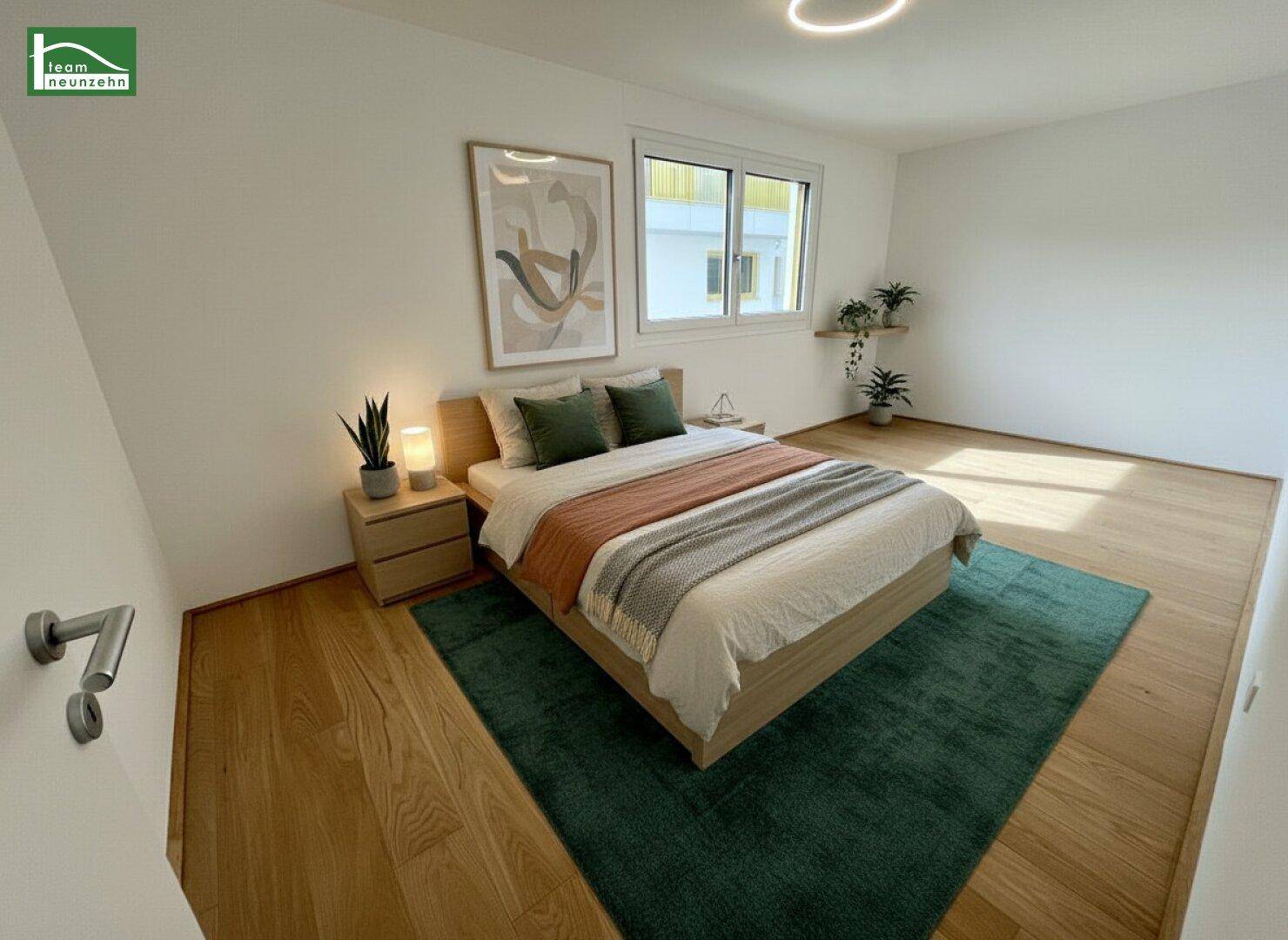 Modern eingerichtetes Schlafzimmer mit Holzboden, großem Fenster und viel Tageslicht.