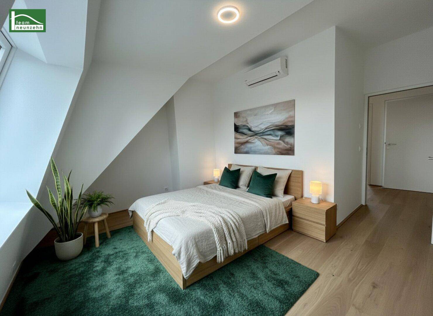 Modern eingerichtetes Schlafzimmer mit Holzbett, grünem Teppich, Klimaanlage und Dachschräge.