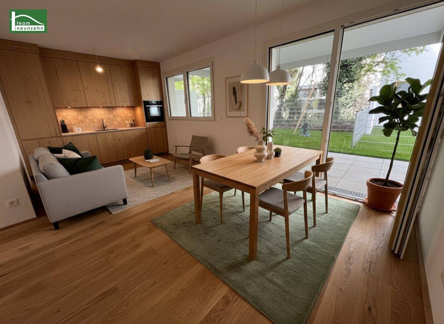 Moderner offener Wohn-Essbereich mit integrierter Holzküche und direktem Zugang zur Terrasse.