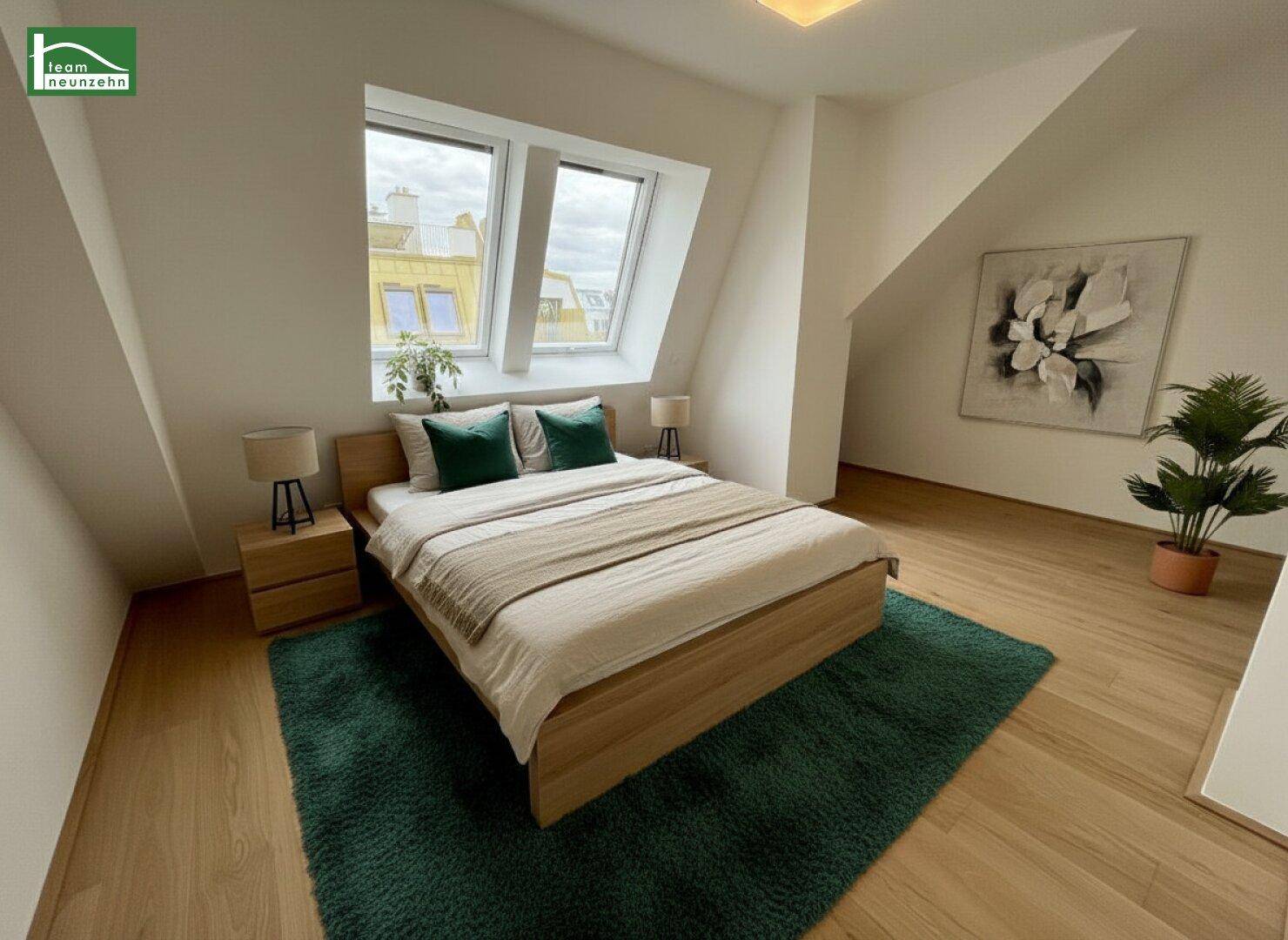 Gemütliches Schlafzimmer mit Holzboden, Dachschrägen und großen Fenstern für natürliche Beleuchtung.