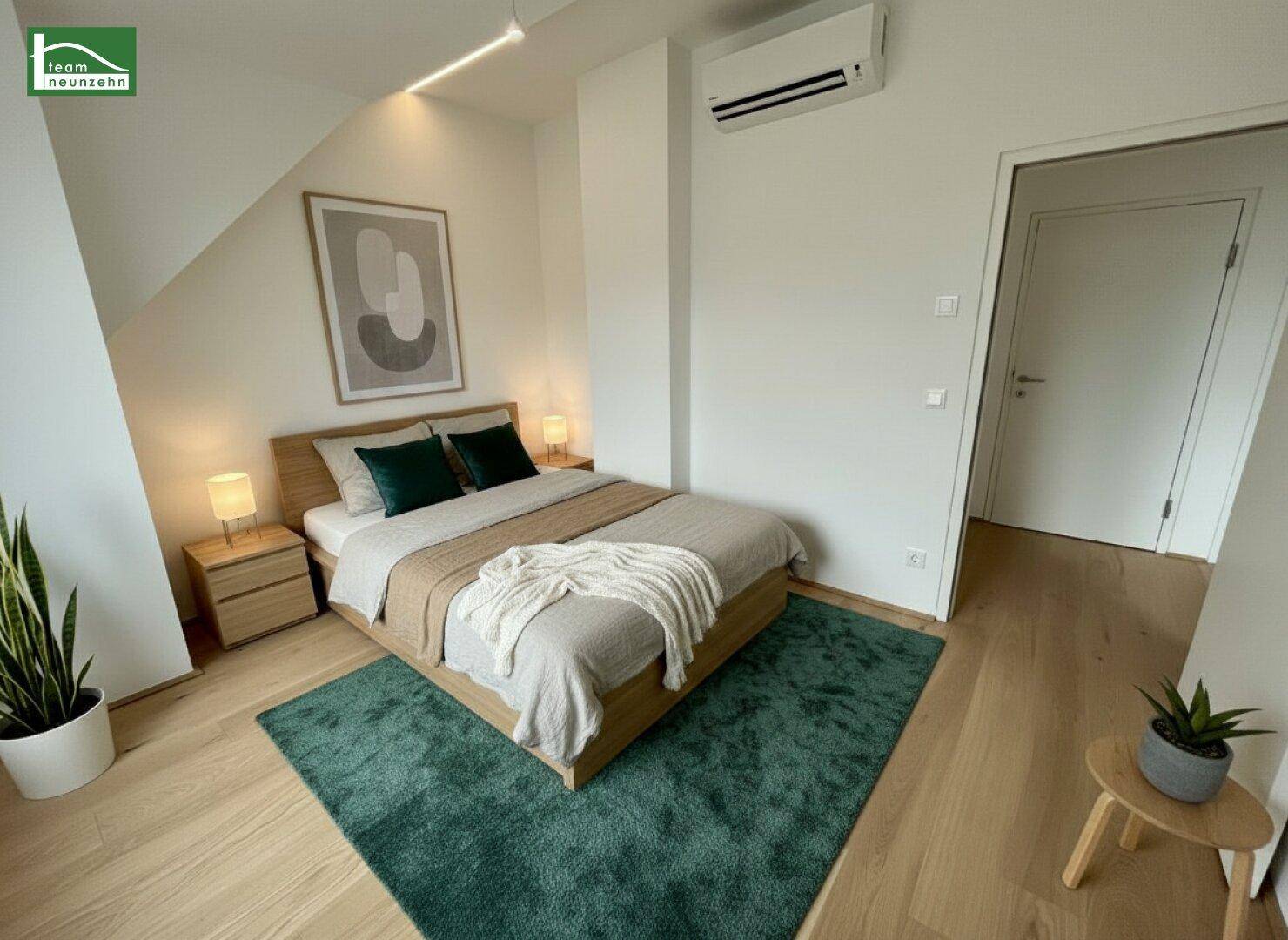 Gemütliches Schlafzimmer mit Holzboden, Teppich und Klimaanlage, bietet Komfort und Stil.