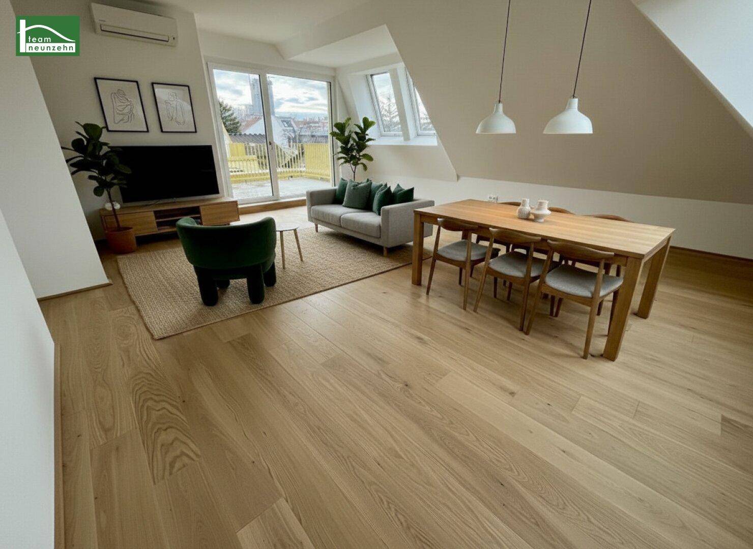 Modern eingerichteter Wohn-Essbereich mit Holzboden, großen Fenstern und Zugang zur Terrasse.