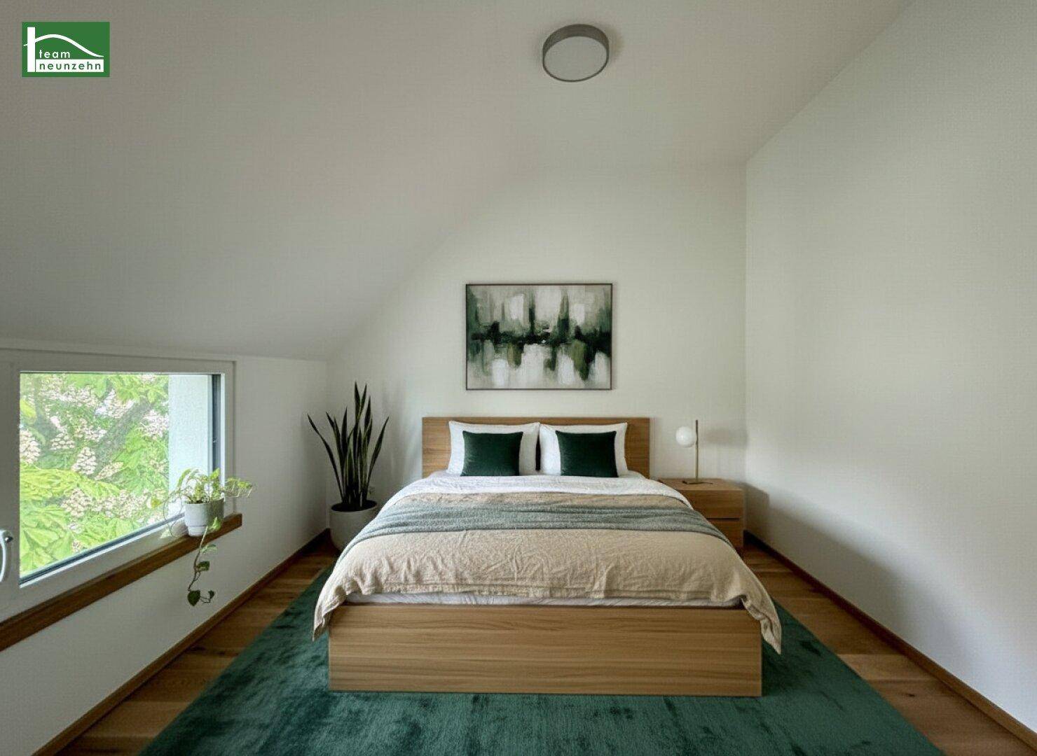 Gemütliches Schlafzimmer im Dachgeschoss mit Holzboden, Teppich und modernem Bett.
