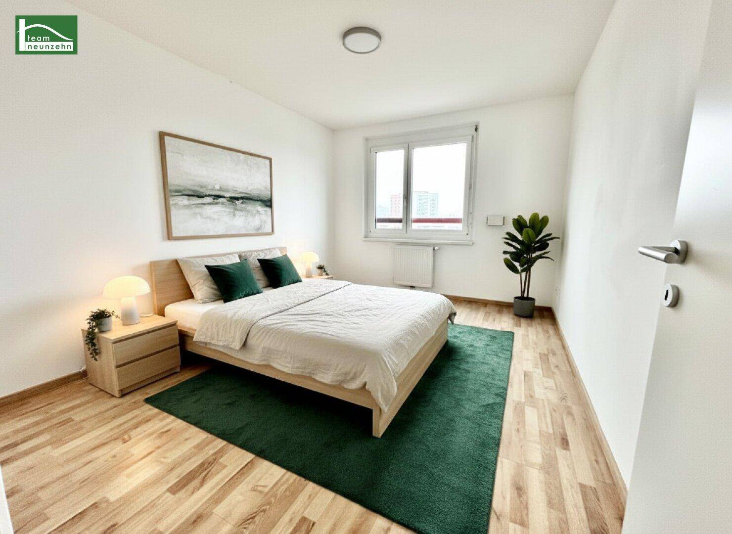 Helles Schlafzimmer mit Holzboden, großem Fenster und modernem Bett mit grünen Akzenten.